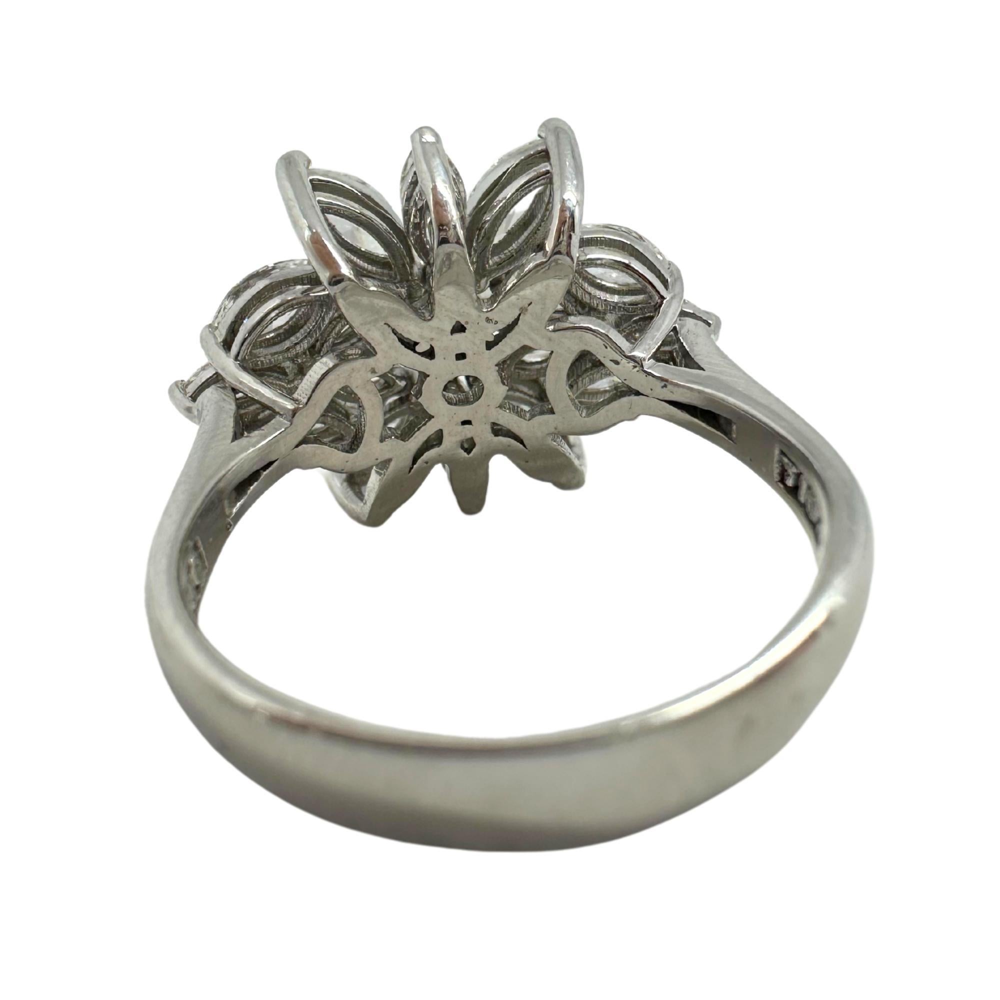 Anello con diamante taglio marquise in oro bianco 18 carati in vendita 4