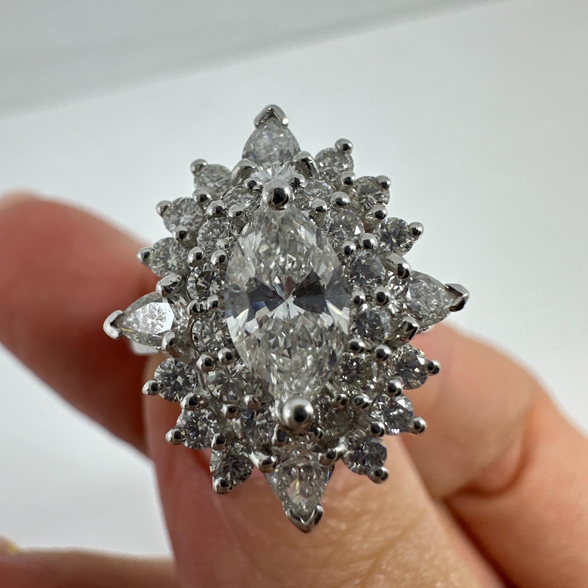 Anello con diamante taglio marquise in oro bianco 18 carati in vendita 4