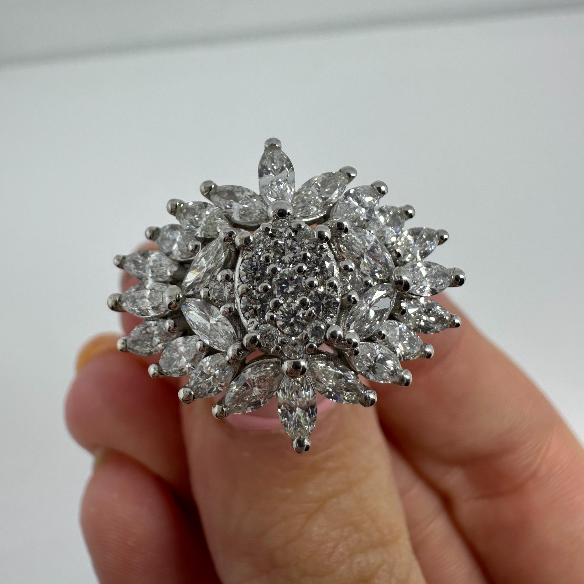 Anello con diamante taglio marquise in oro bianco 18 carati in vendita 4