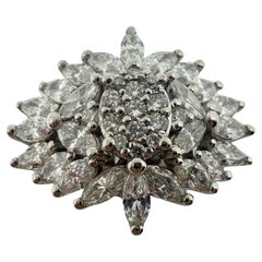 Anillo de diamantes talla marquesa de oro blanco de 18 quilates