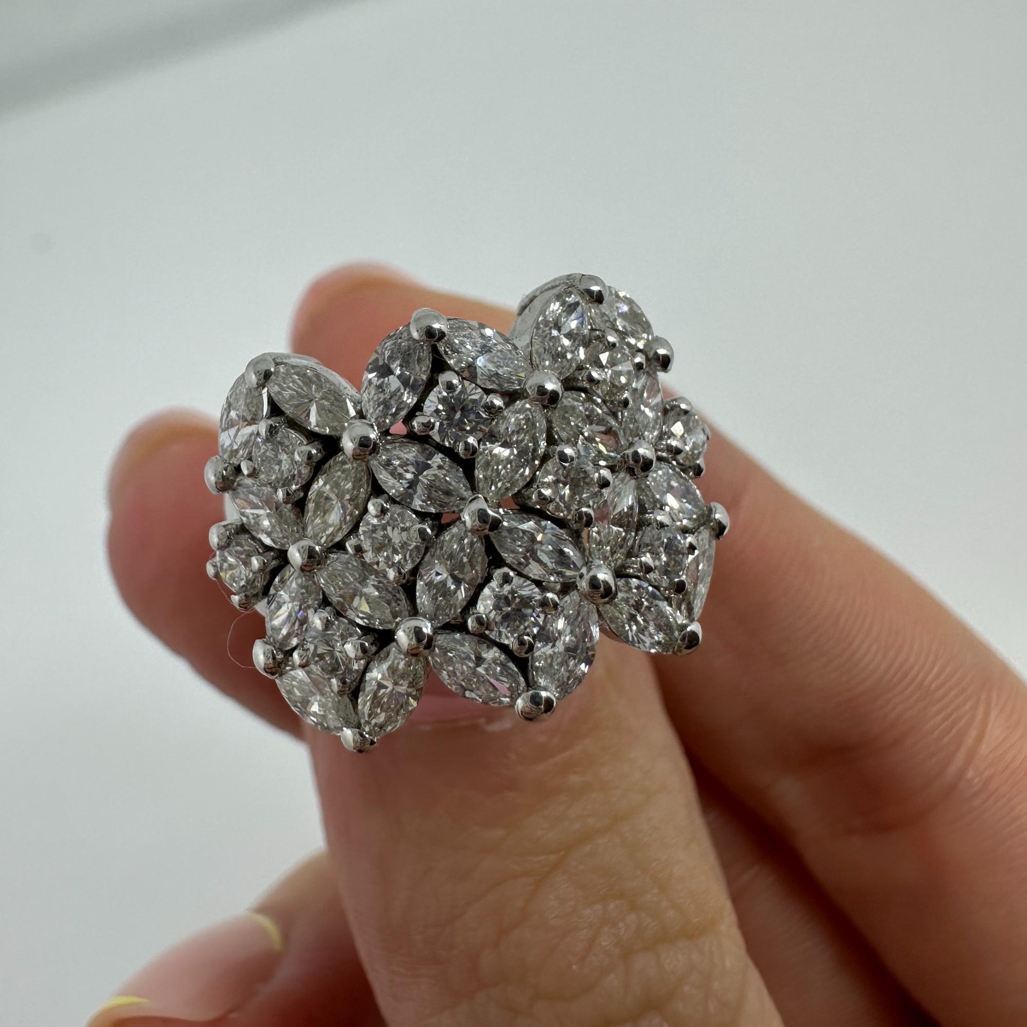 Anello a fascia larga con diamante taglio marquise in oro bianco 18 carati in vendita 5