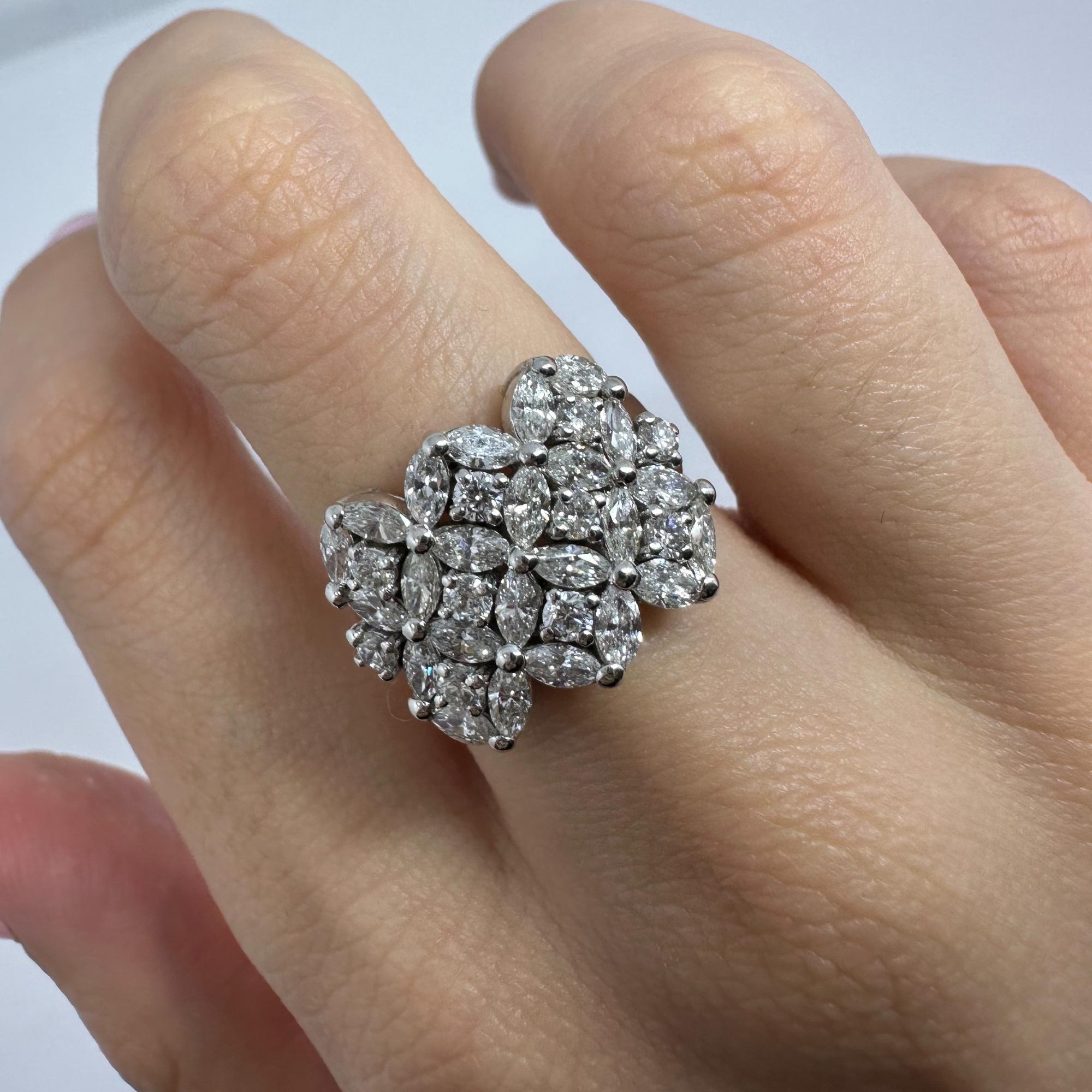 Anello a fascia larga con diamante taglio marquise in oro bianco 18 carati in vendita 6