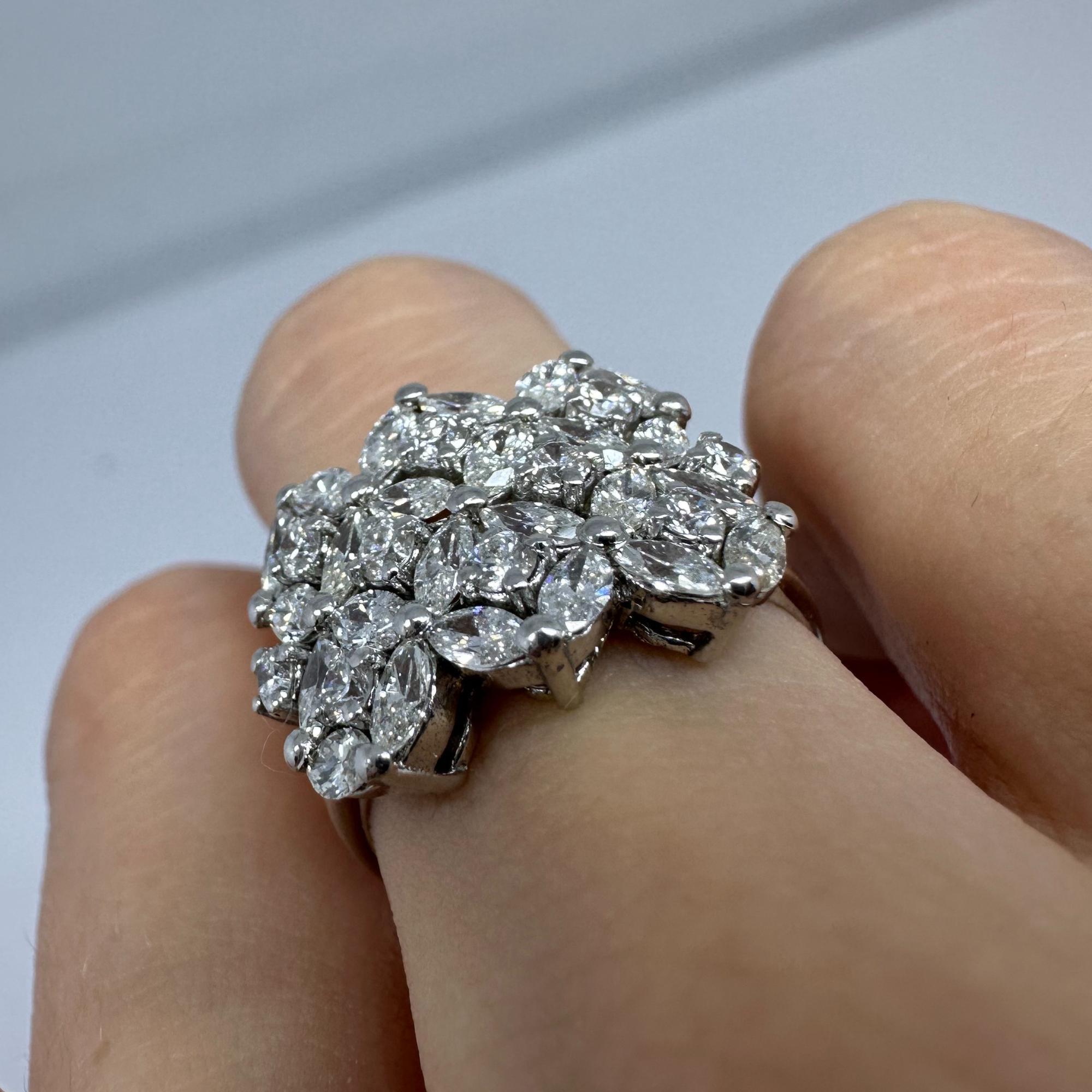 Anello a fascia larga con diamante taglio marquise in oro bianco 18 carati in vendita 7