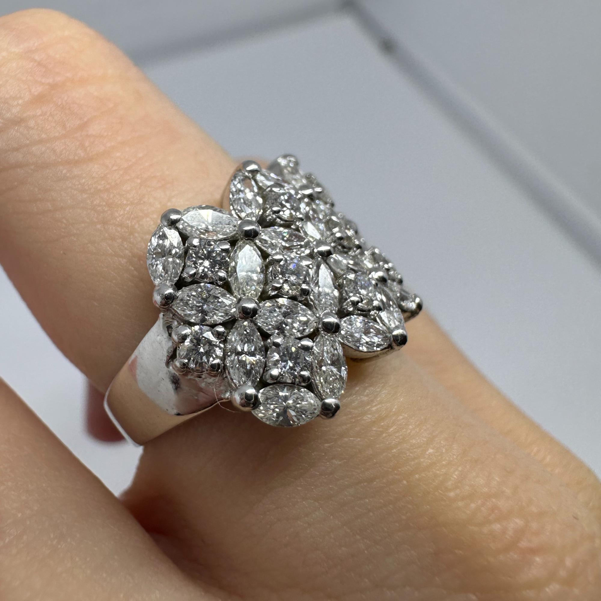 Anello a fascia larga con diamante taglio marquise in oro bianco 18 carati in vendita 8