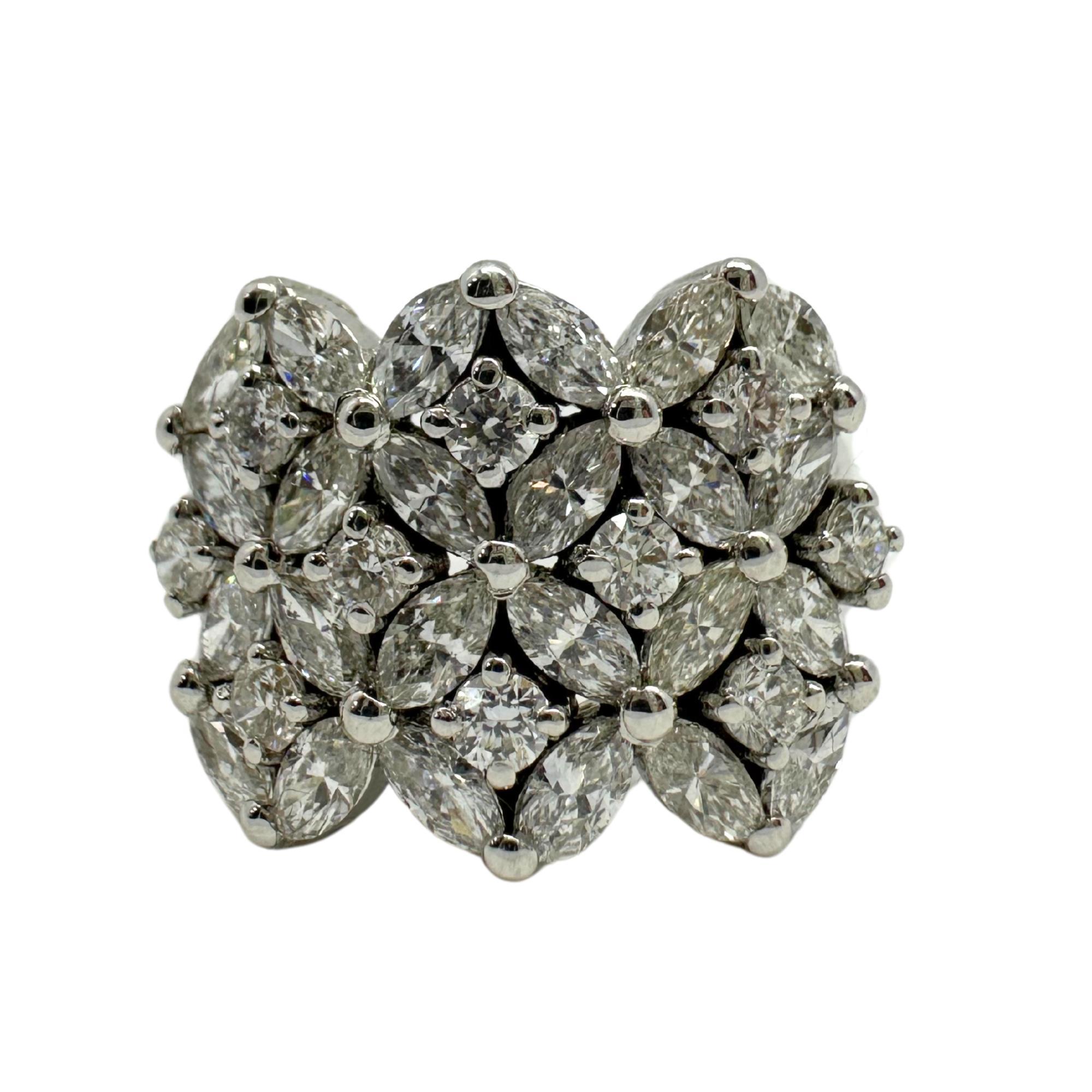 Taglio marquise Anello a fascia larga con diamante taglio marquise in oro bianco 18 carati in vendita