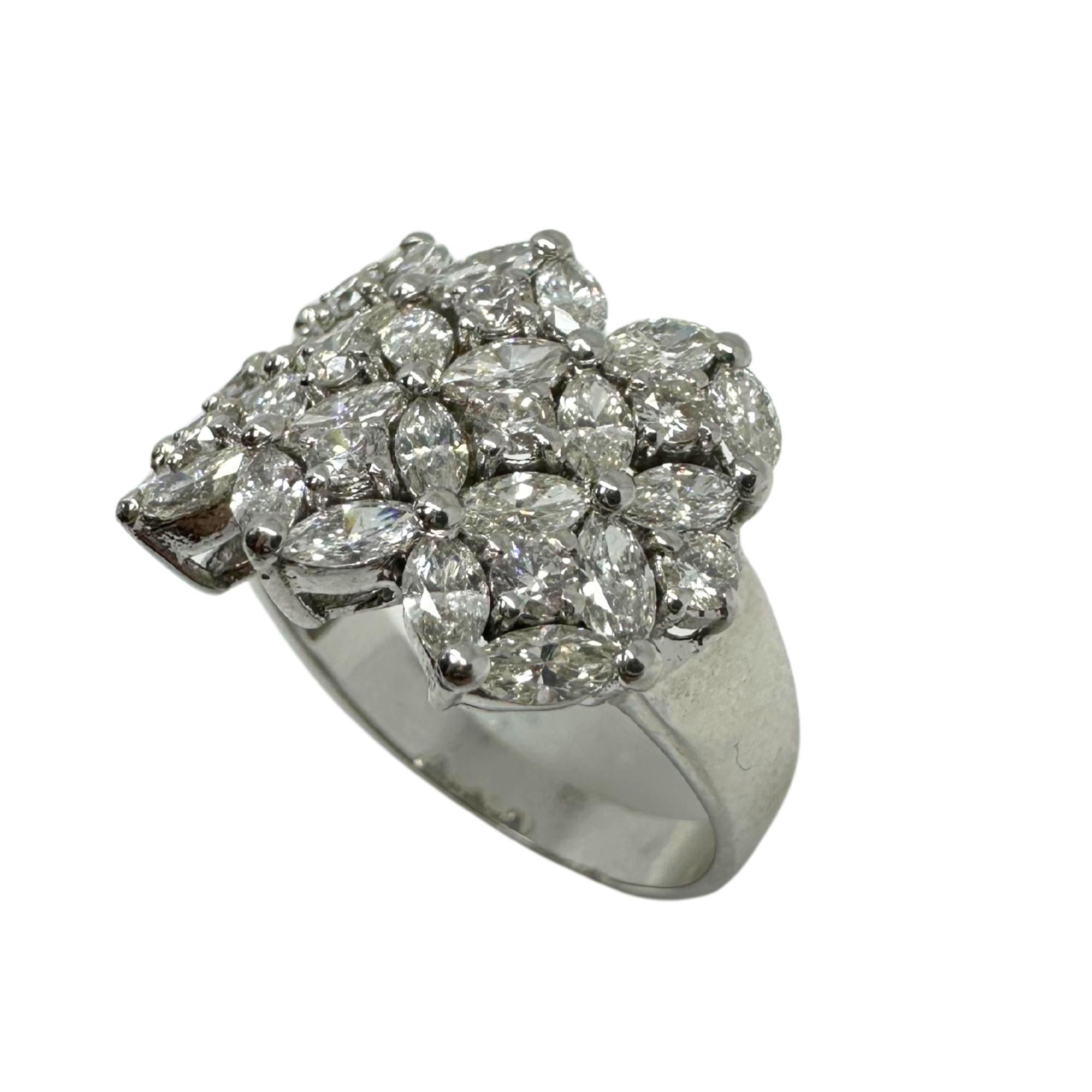 Anello a fascia larga con diamante taglio marquise in oro bianco 18 carati In condizioni buone in vendita a New York, NY