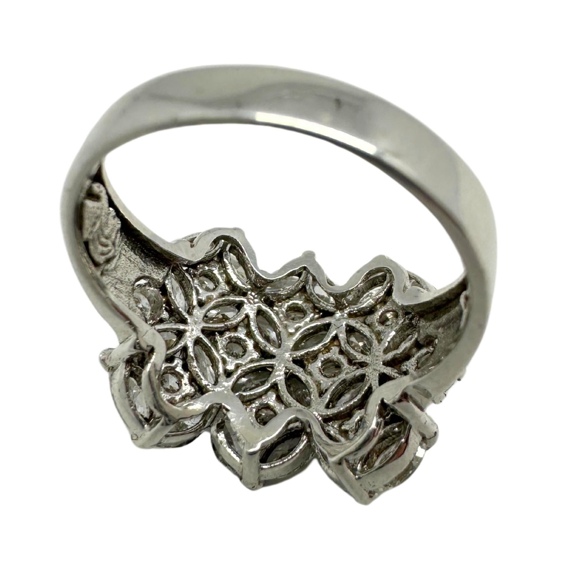 Anello a fascia larga con diamante taglio marquise in oro bianco 18 carati in vendita 2