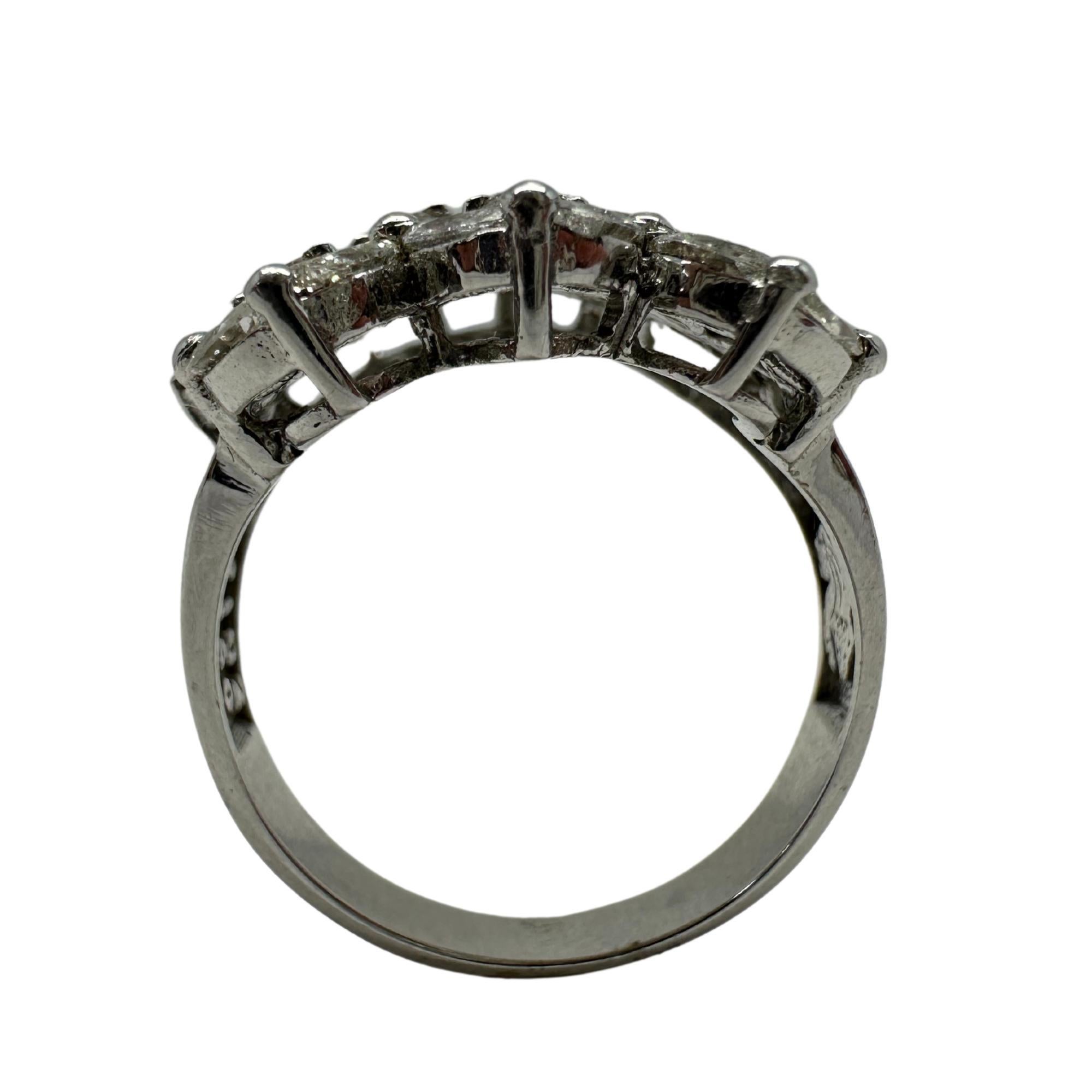 Anello a fascia larga con diamante taglio marquise in oro bianco 18 carati in vendita 3