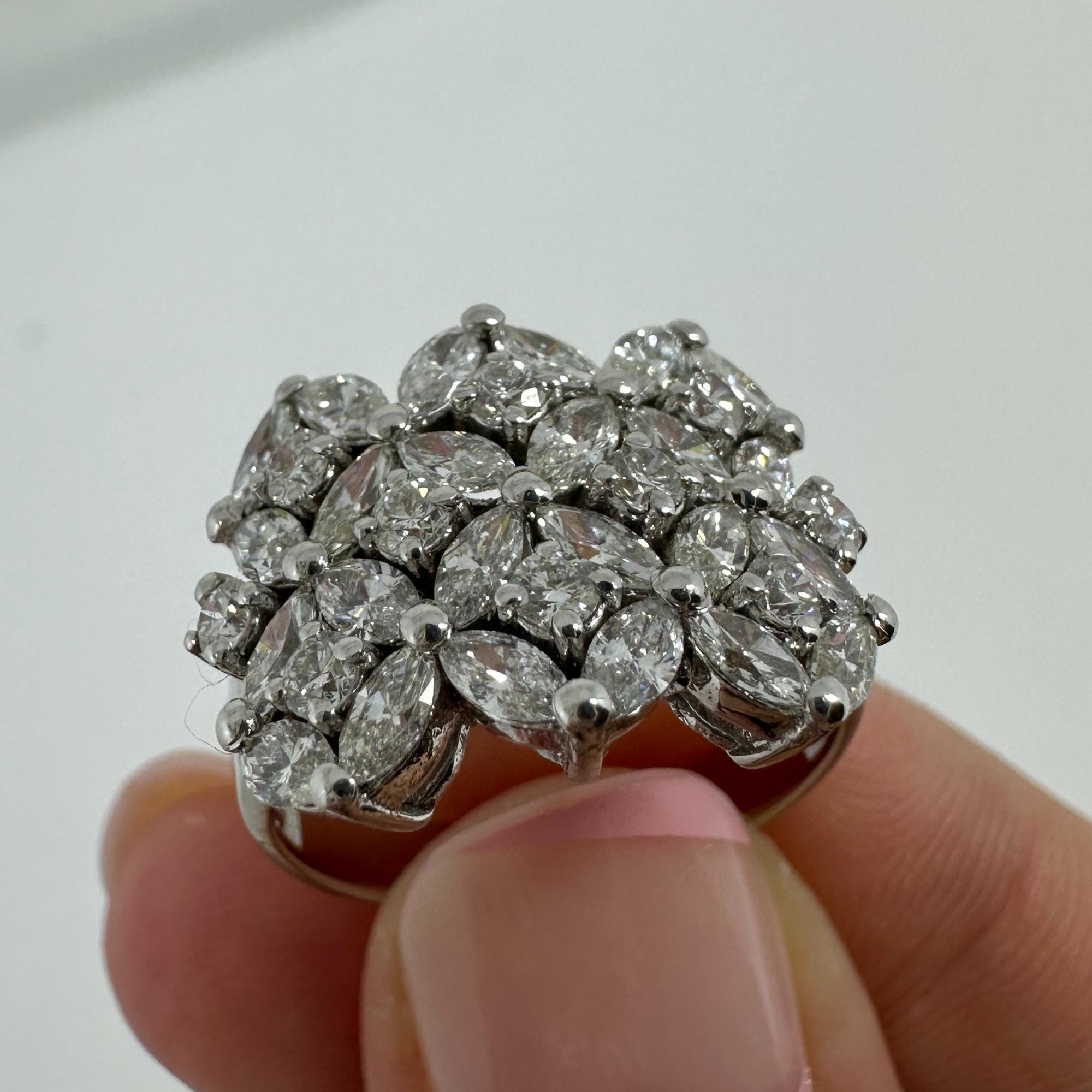 Anello a fascia larga con diamante taglio marquise in oro bianco 18 carati in vendita 4