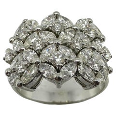 Anillo ancho de oro blanco de 18 quilates con diamantes talla marquesa
