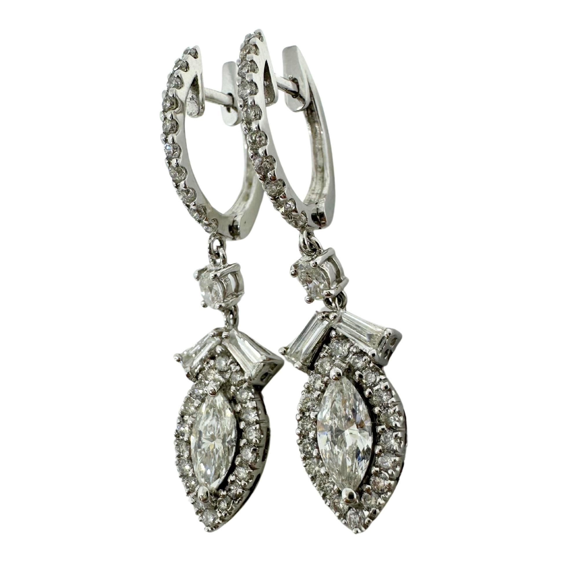 Orecchini con diamanti marquise in oro bianco 18 carati
Condit: In buone condizioni, con qualche lieve usura superficiale dovuta all'età.
Lunghezza: 1,50 pollici
Marcature: 