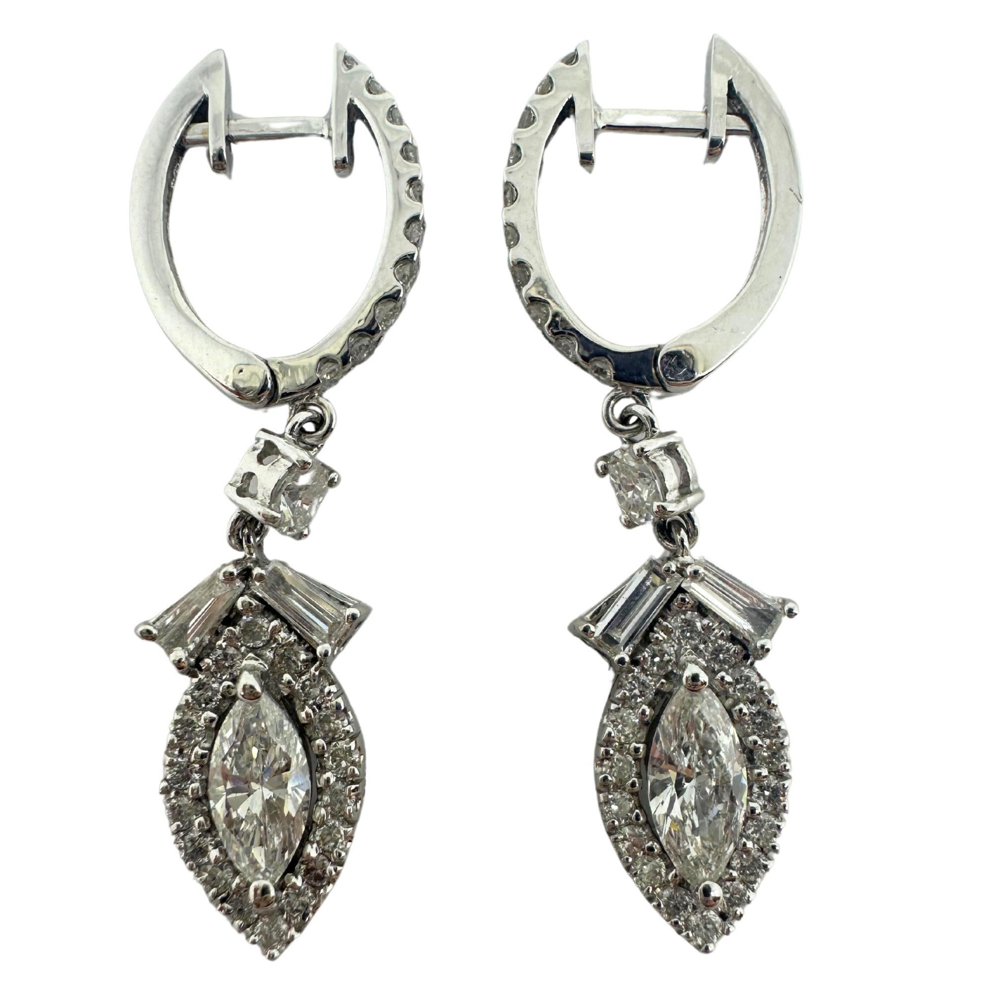 Orecchini con diamanti marquise in oro bianco 18 carati In condizioni buone in vendita a New York, NY