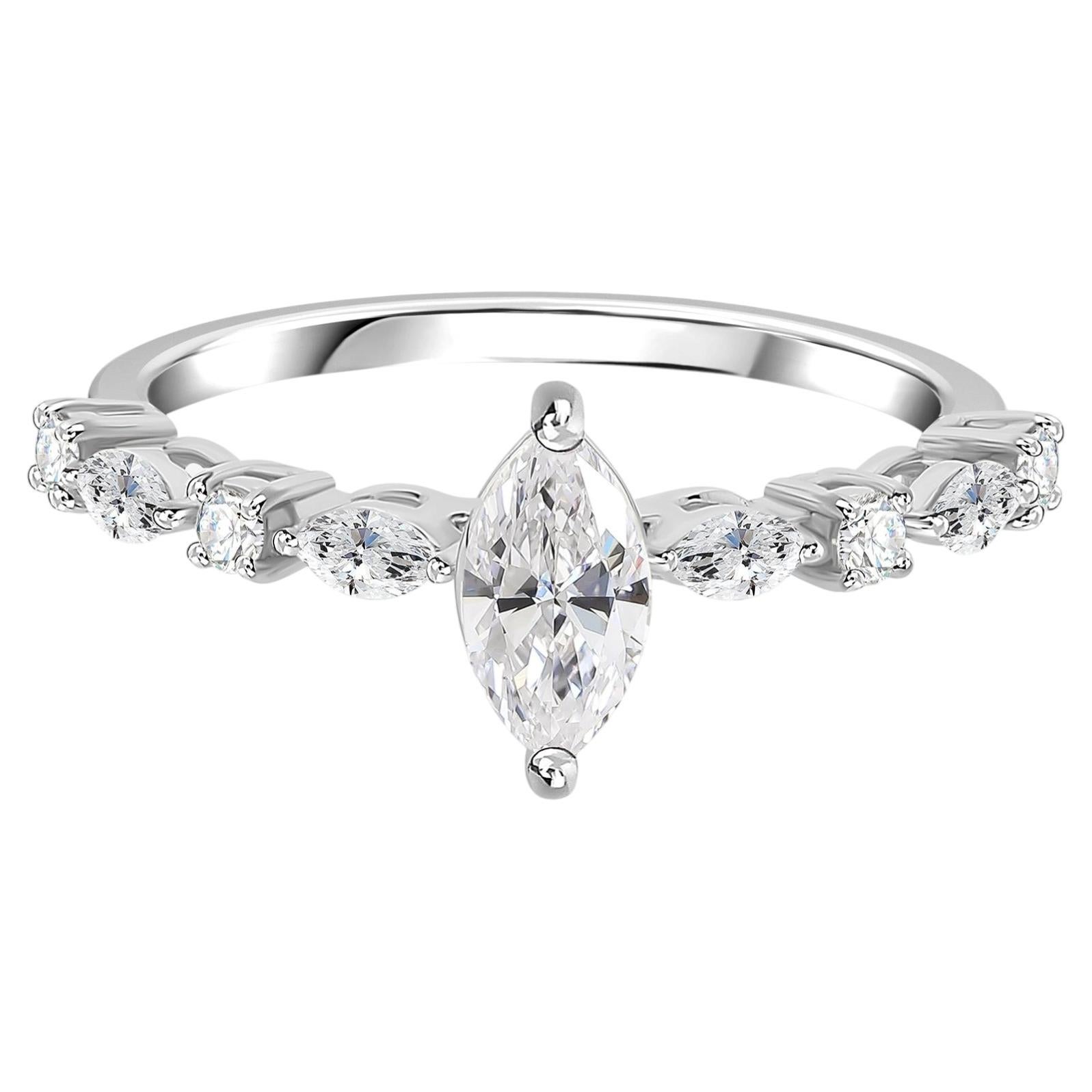 Anello solitario con diamante a forma di marquise da 0,78 ct e pietre di contorno a forma di marquise e rotonde, in oro bianco 18 carati in vendita