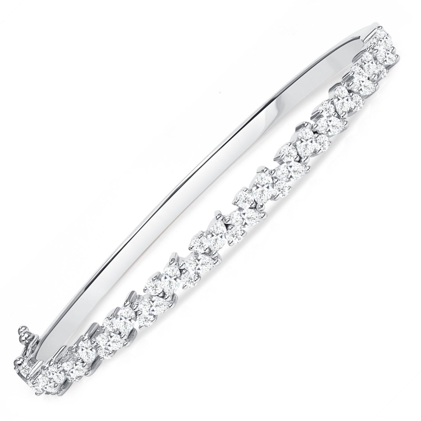 Bracelet massif en or blanc 18K avec diamant marquise  Combiné avec des diamants ronds

Bracelet solide avec une rangée de diamants brillants, ce bangle au design de vigne est un bijou intemporel et éternellement élégant. La combinaison de diamants