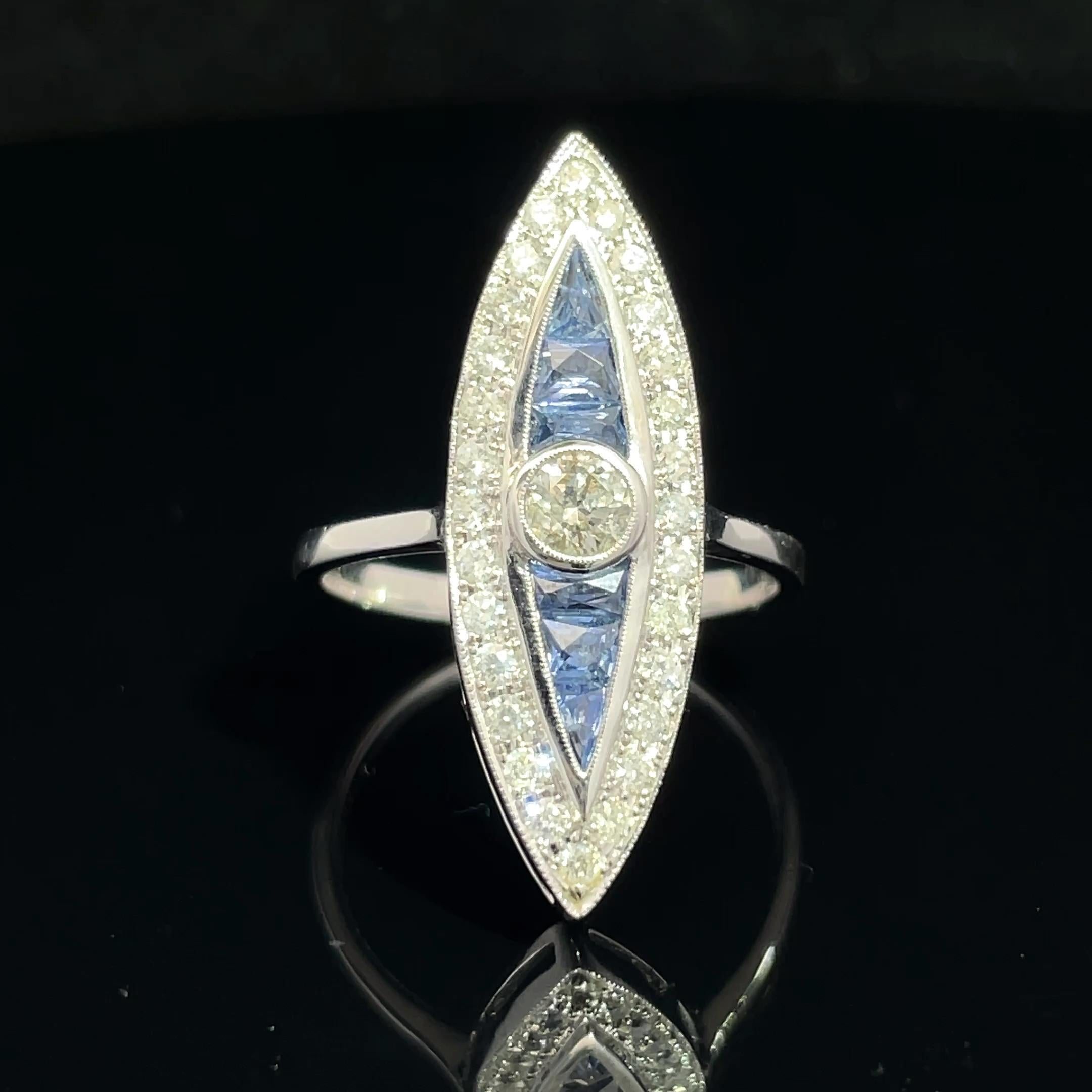 Entdecken Sie die exquisite Eleganz unseres ovalen Diamant- und Saphirrings, der Luxus und Raffinesse mühelos miteinander verbindet. Dieser aus hochwertigem 18-karätigem Weißgold gefertigte Ring hat die einzigartige Form eines Marquise oder eines