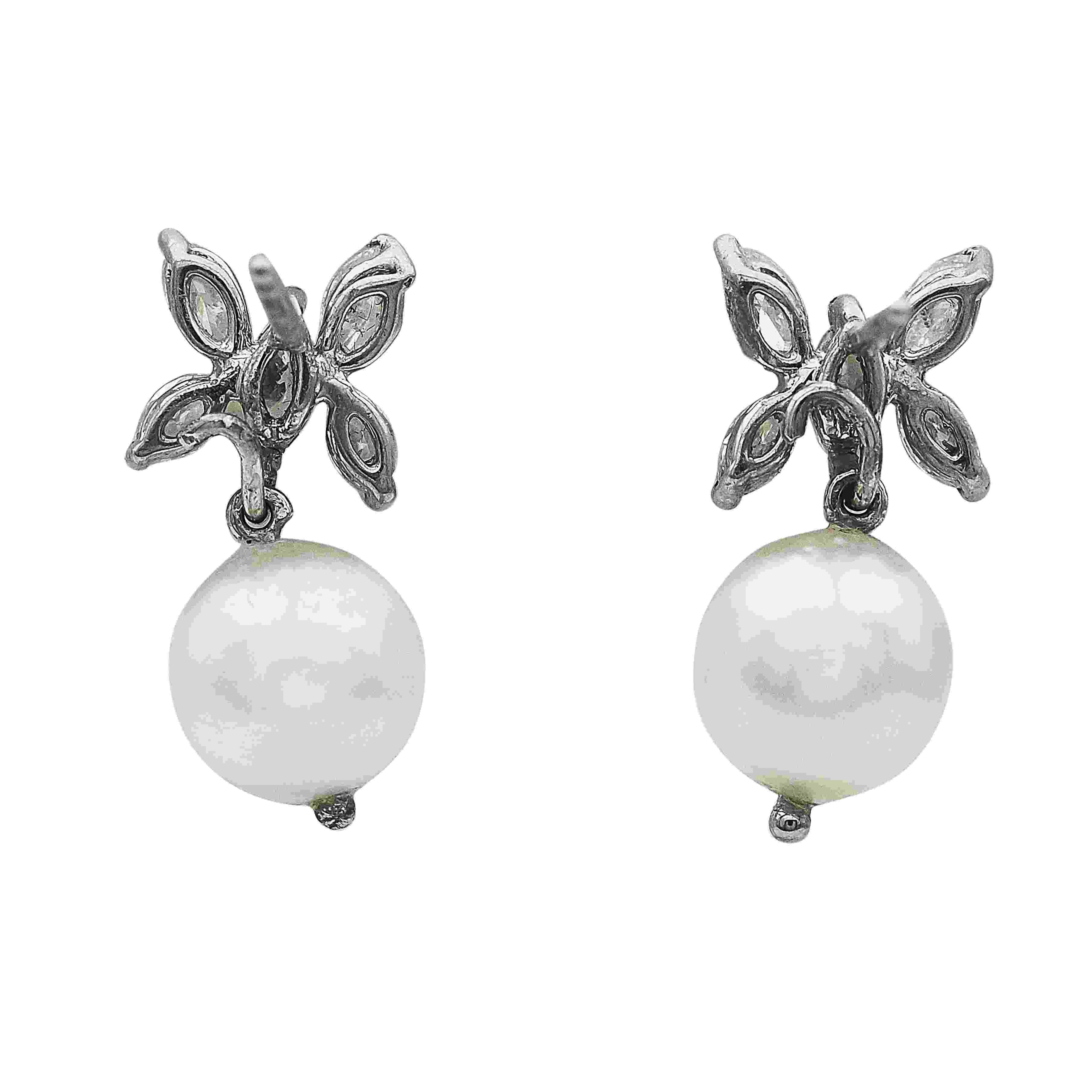 Taille Marquise Boucles d'oreilles pendantes en or blanc 18 carats avec grappes de diamants en forme de marquise et perles en vente