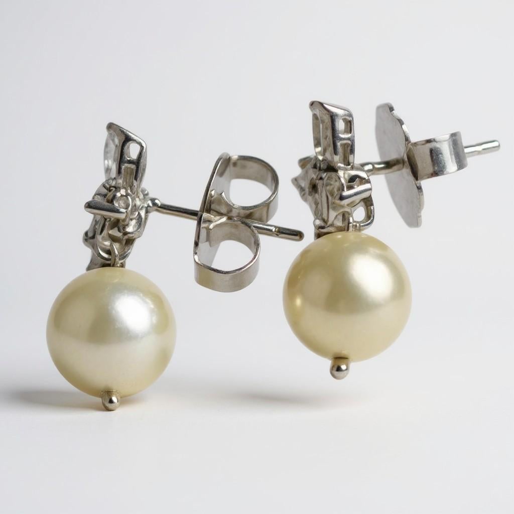 Boucles d'oreilles pendantes en or blanc 18 carats avec grappes de diamants en forme de marquise et perles Pour femmes en vente
