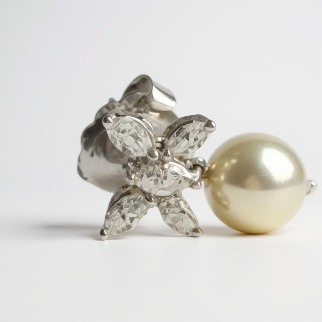 Boucles d'oreilles pendantes en or blanc 18 carats avec grappes de diamants en forme de marquise et perles en vente 1