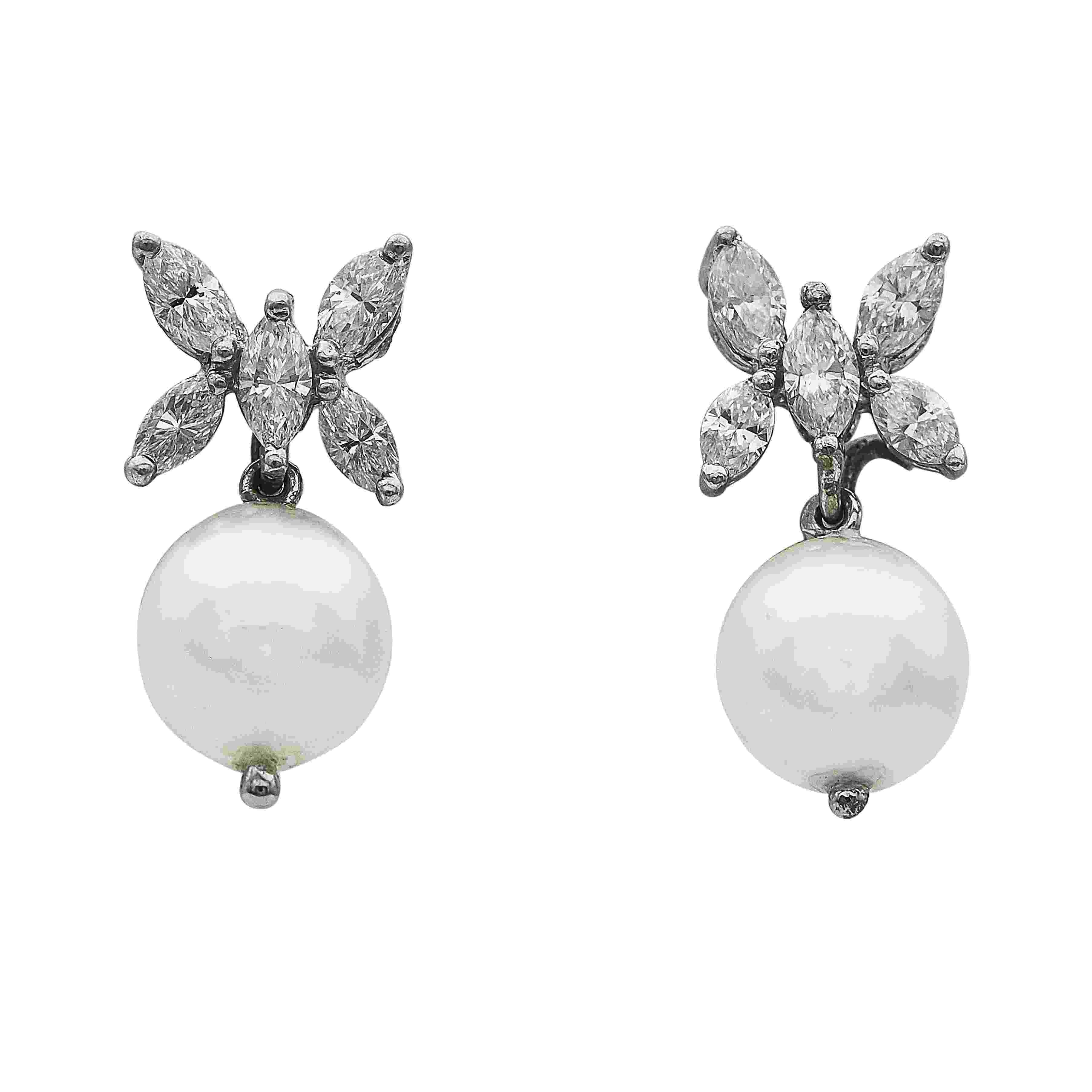 Boucles d'oreilles pendantes en or blanc 18 carats avec grappes de diamants en forme de marquise et perles en vente 3