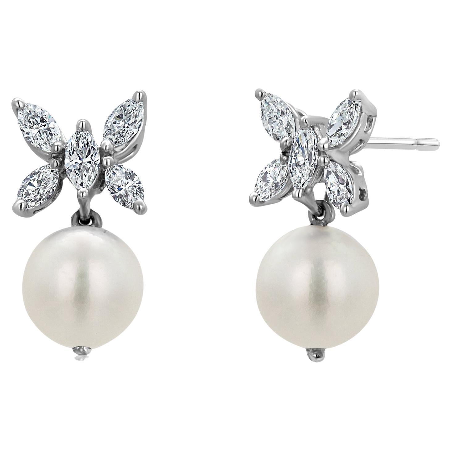 Boucles d'oreilles pendantes en or blanc 18 carats avec grappes de diamants en forme de marquise et perles en vente