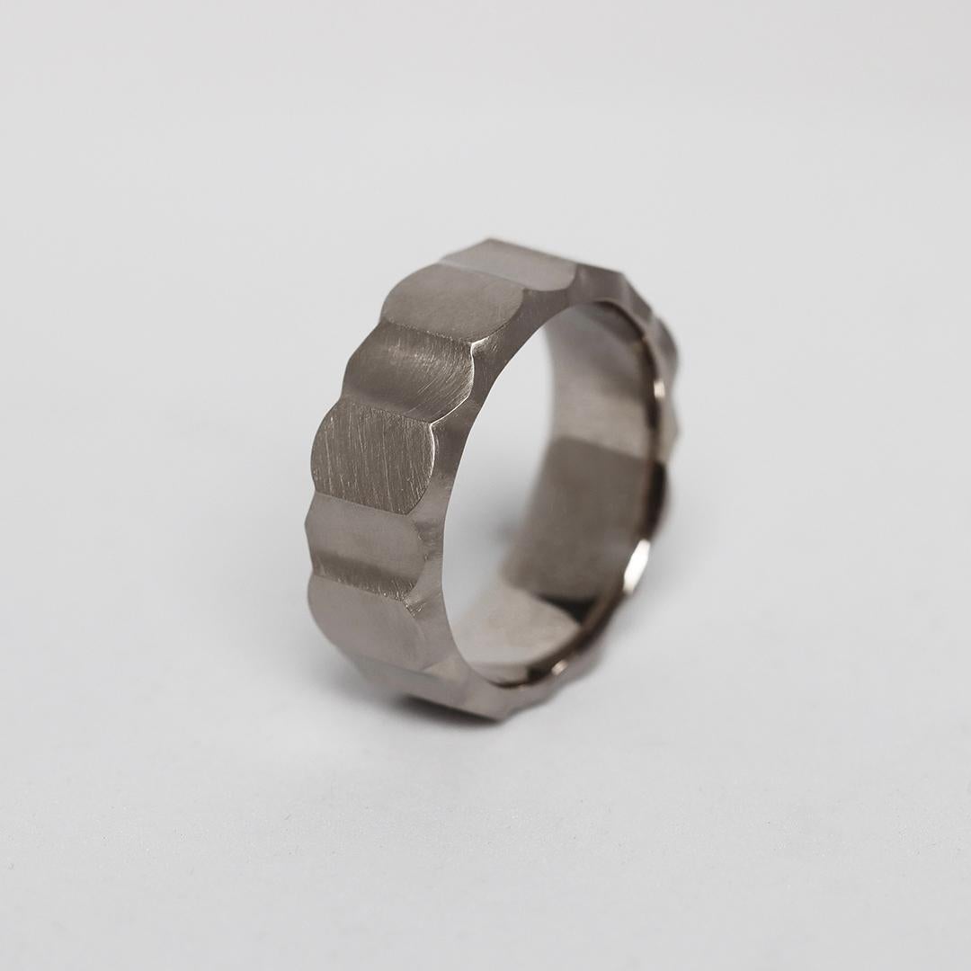 Im Angebot: 18K white gold matte finish faceted design men's band ring () 2
