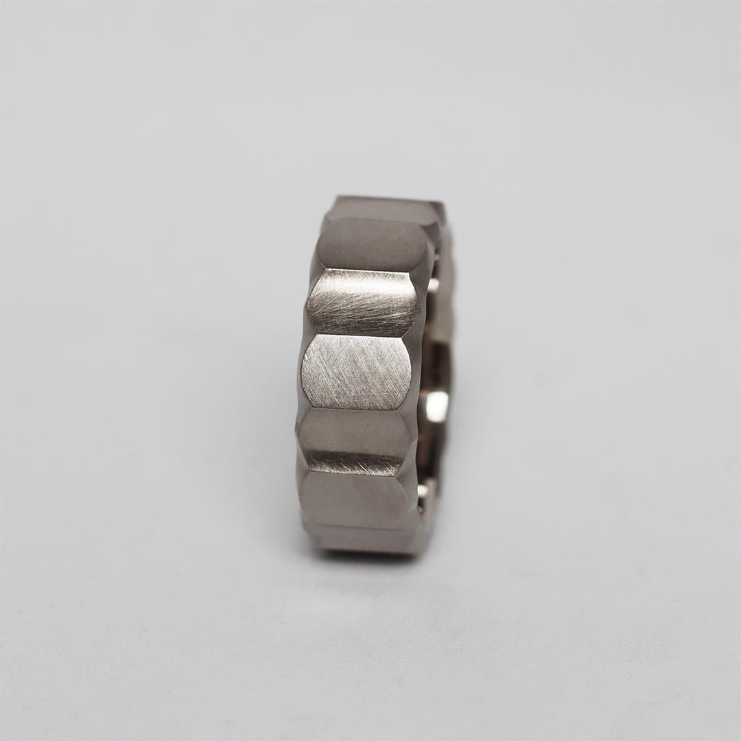 Im Angebot: 18K white gold matte finish faceted design men's band ring () 3