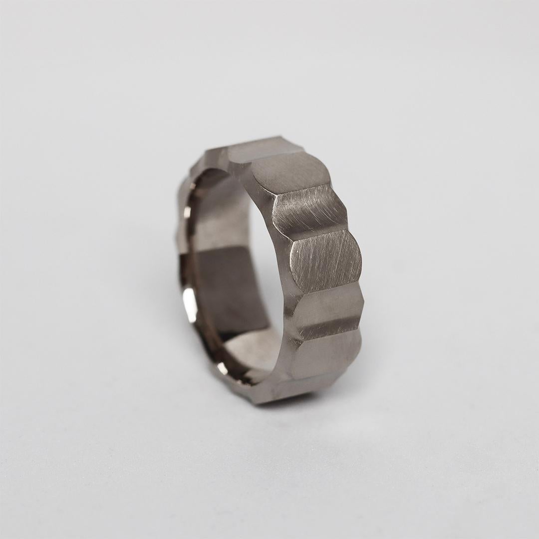 Im Angebot: 18K white gold matte finish faceted design men's band ring () 4