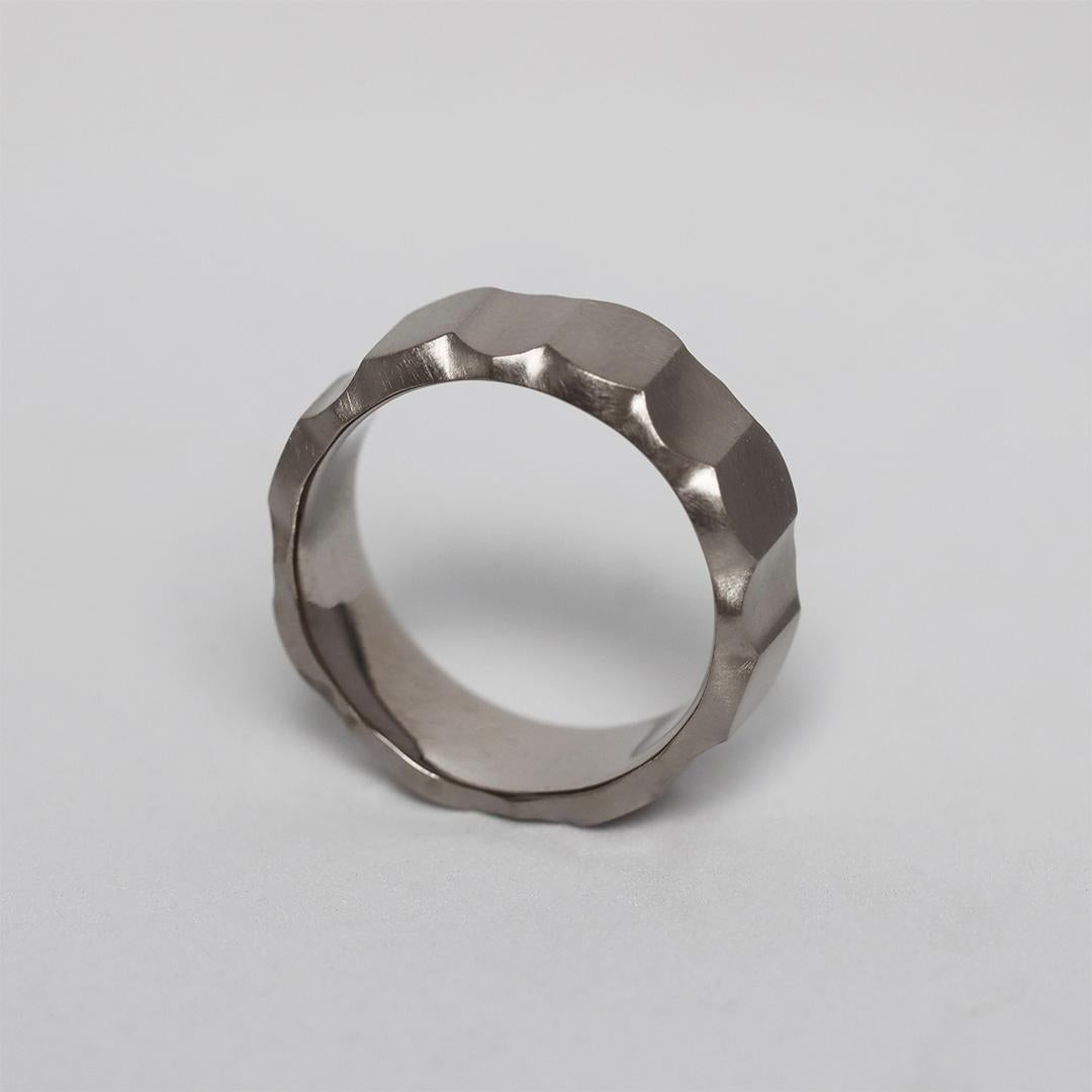 Im Angebot: 18K white gold matte finish faceted design men's band ring () 5