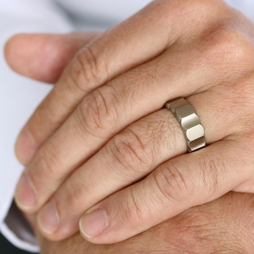 Im Angebot: 18K white gold matte finish faceted design men's band ring () 6