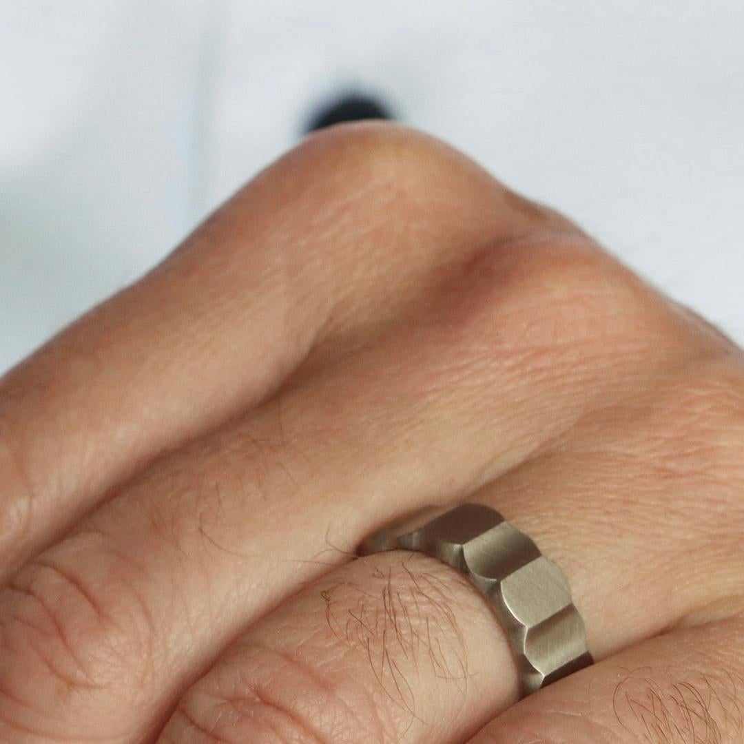 Im Angebot: 18K white gold matte finish faceted design men's band ring () 7