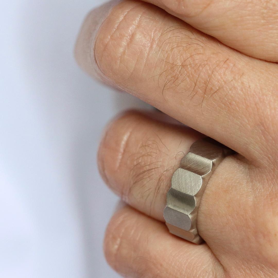 Im Angebot: 18K white gold matte finish faceted design men's band ring () 8