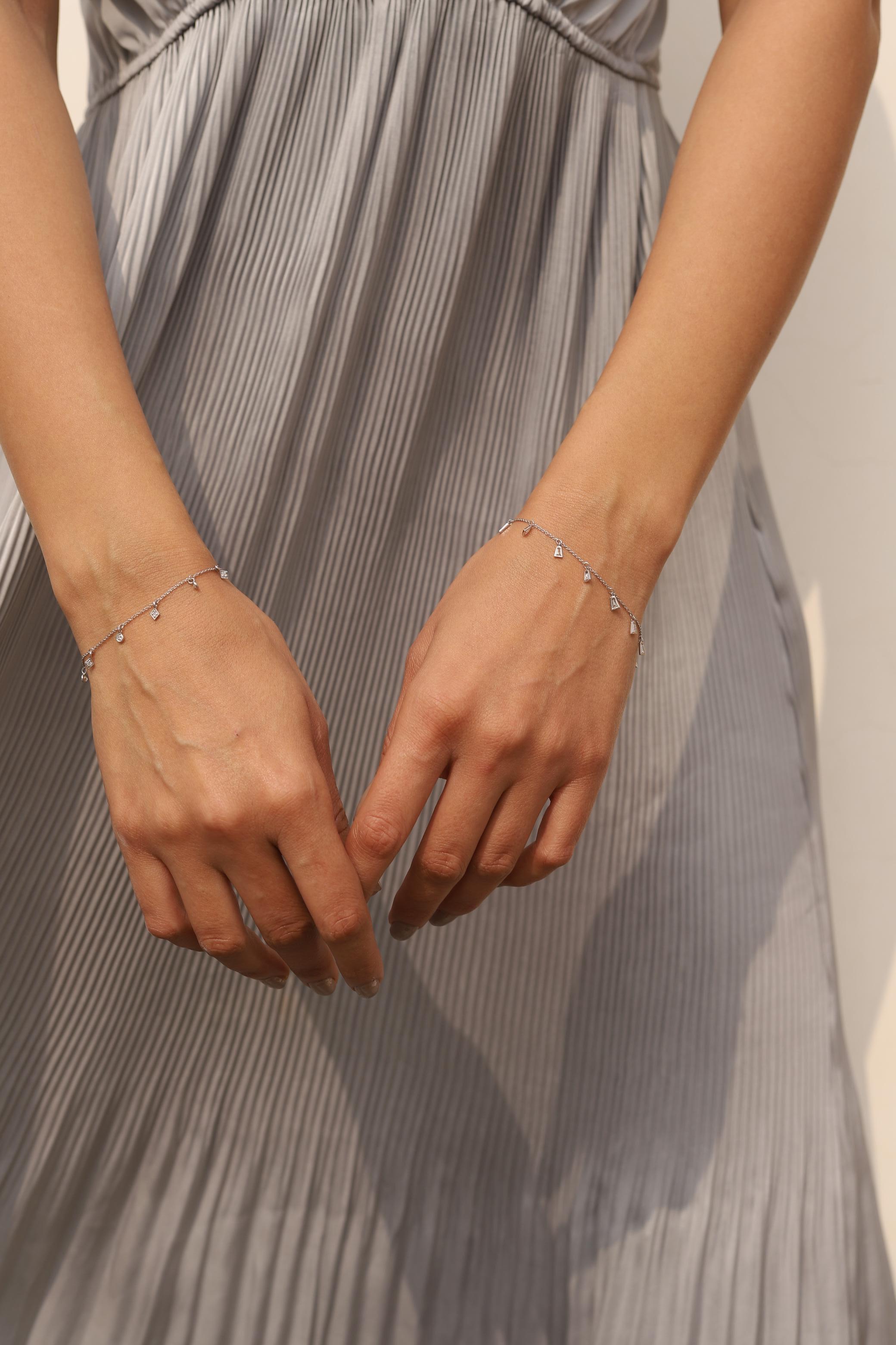 Round Cut 18K White Gold Minimalist Diamond Chain Bracelet For Sale