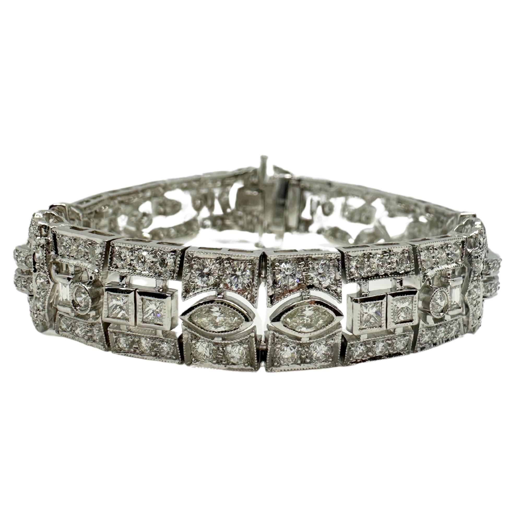 Ce bracelet exquis en or blanc 18 carats présente un éventail éblouissant de diamants de taille mixte, dont 1,10 carat de taille baguette et marquise, 1,06 carat de taille princesse et 5,95 carats d'accents diamantés scintillants. Mesurant 7 pouces