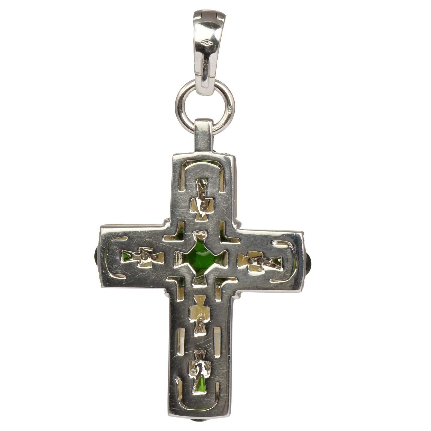 Ein Preowned Kreuz Anhänger von Mappin & Webb, für das Jahr 2000 gestempelt. in 18k Weißgold Kaliber geschnitten Perlmutt und Turmaline mit Diamanten akzentuiert modelliert.
