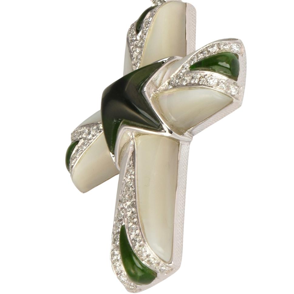 18 Karat Weißgold, Perlmutt, grüner Turmalin, Diamantkreuz (Mappin & Webb) (Gemischter Schliff)