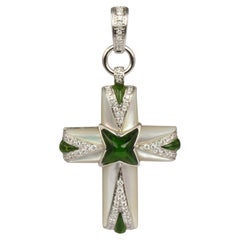 Croce in oro bianco 18 carati, madreperla, tormalina verde e diamanti (Mappin & Webb)