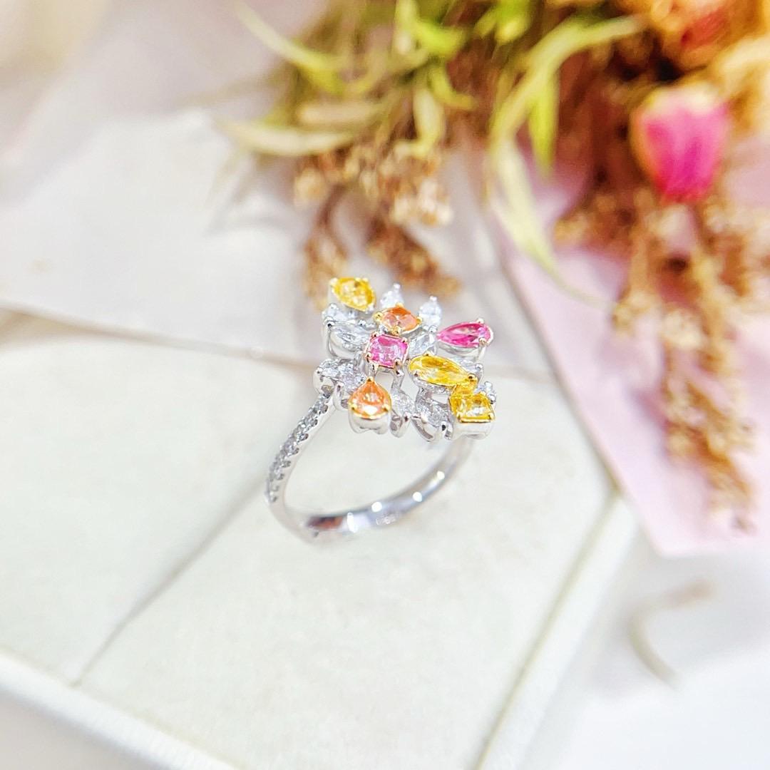 18K White Gold Multi-Color Diamond Ring In New Condition For Sale In Kowloon, HK