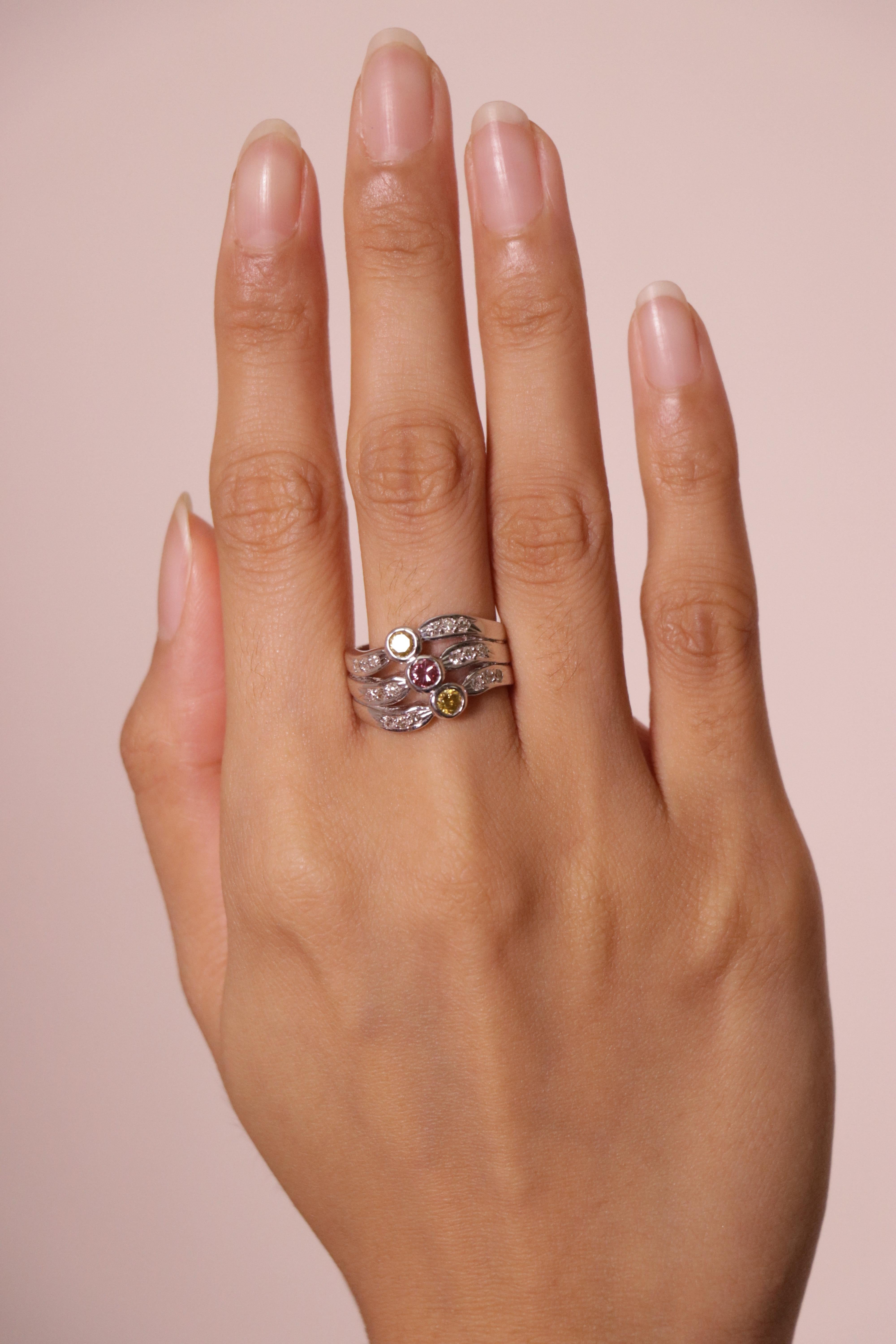 in vendita:  Anello di fidanzamento in oro bianco 18k con diamanti multicolore da 0,44 carati 10