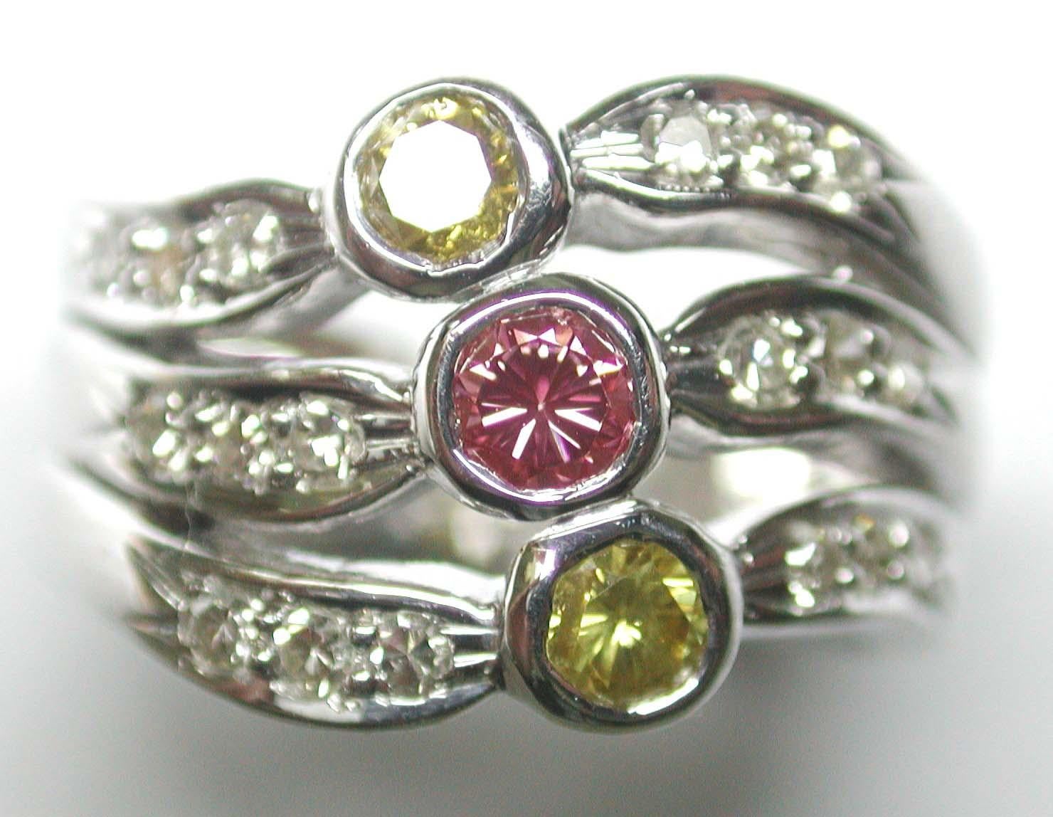 in vendita:  Anello di fidanzamento in oro bianco 18k con diamanti multicolore da 0,44 carati 5