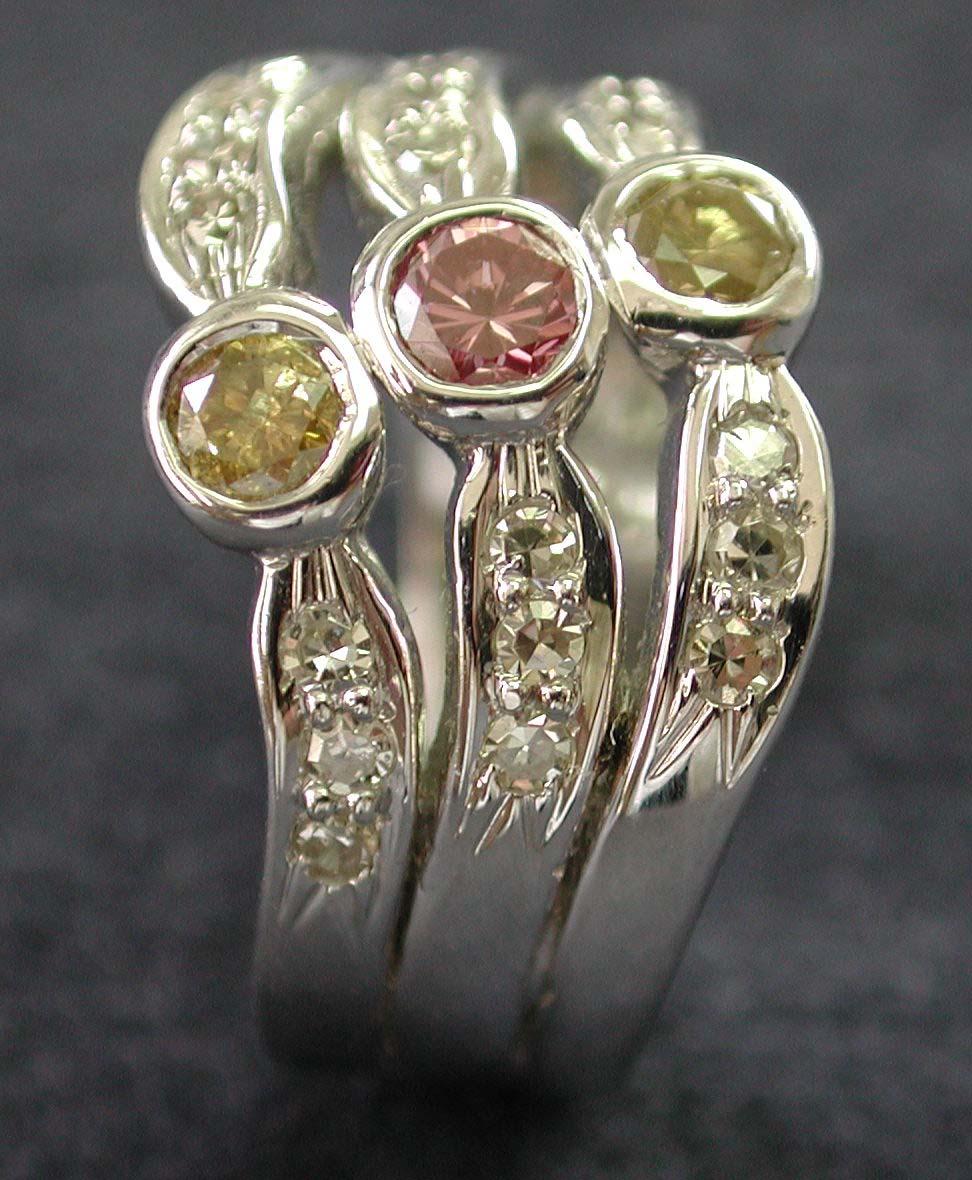 in vendita:  Anello di fidanzamento in oro bianco 18k con diamanti multicolore da 0,44 carati 6