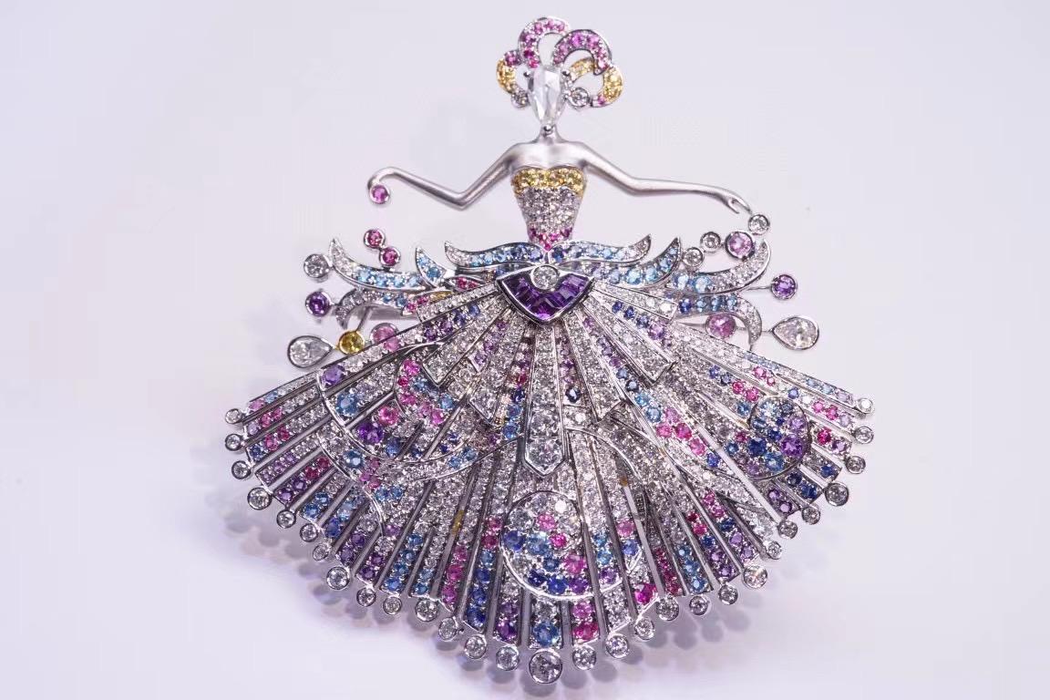 18K White Gold Multi-Color Sapphire & Diamond ' Mystery ‘ Brooch

Multi-Color Sapphires - 4.51 CT
Natural Diamonds 

Total Weight - 26.08 GM