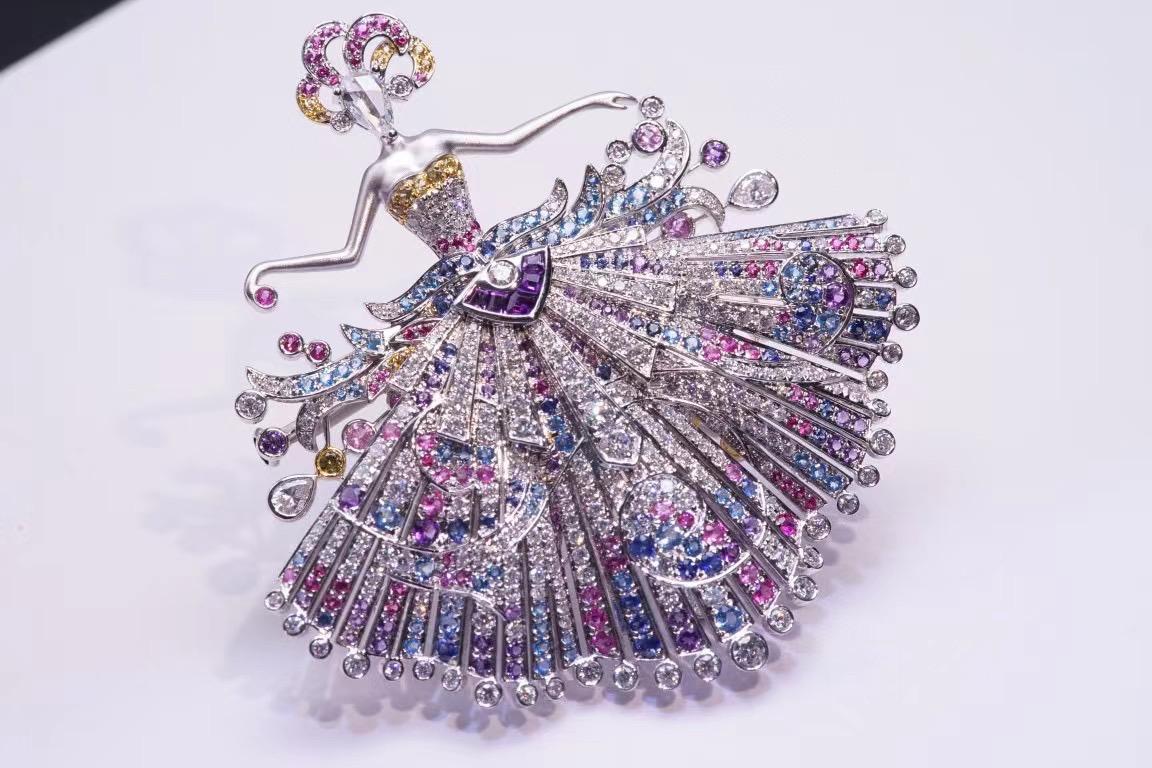 18K White Gold Multi-Color Sapphire & Diamond ' Mystery ‘ Brooch In New Condition For Sale In Kowloon, HK