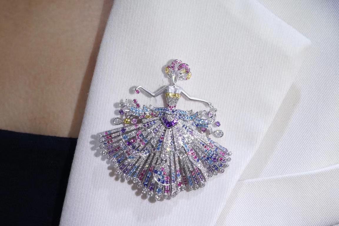 18K White Gold Multi-Color Sapphire & Diamond ' Mystery ‘ Brooch For Sale 3
