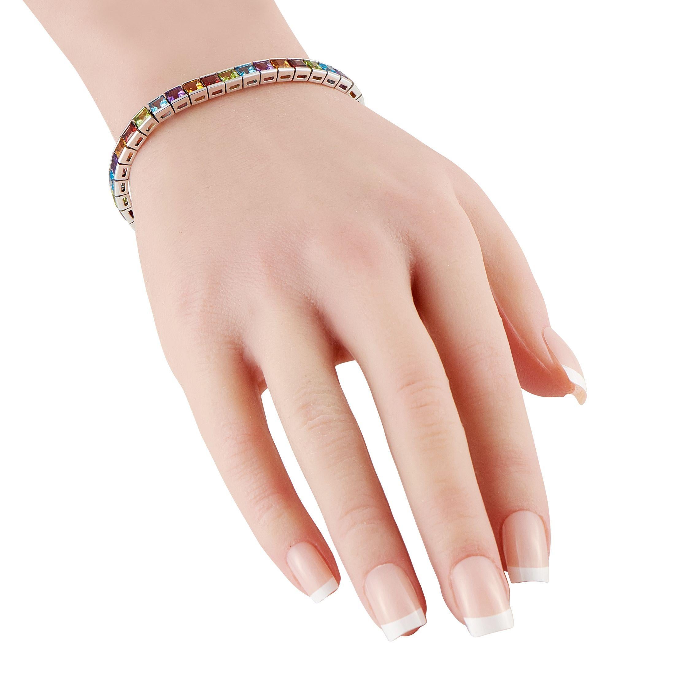 Une pièce offrant une touche ludique au bracelet de tennis classique en diamants. Serti d'un mélange vibrant de pierres semi-précieuses, ce bracelet en or blanc est une alternative amusante et fraîche pour celles qui aiment un peu de couleur avec