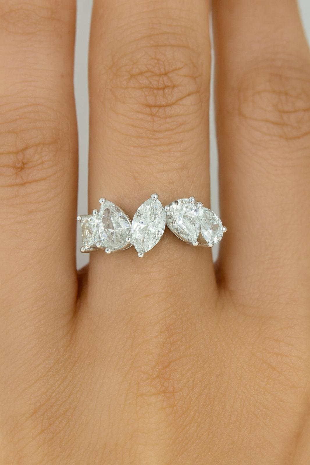 Anello a fascia con diamanti multi taglio in oro bianco 18K - 2,90 carati

Realizzato in oro bianco 18 carati, questo elegante bracciale sfoggia un'impressionante combinazione di diamanti naturali con taglio radiante, a pera e a marquise per un