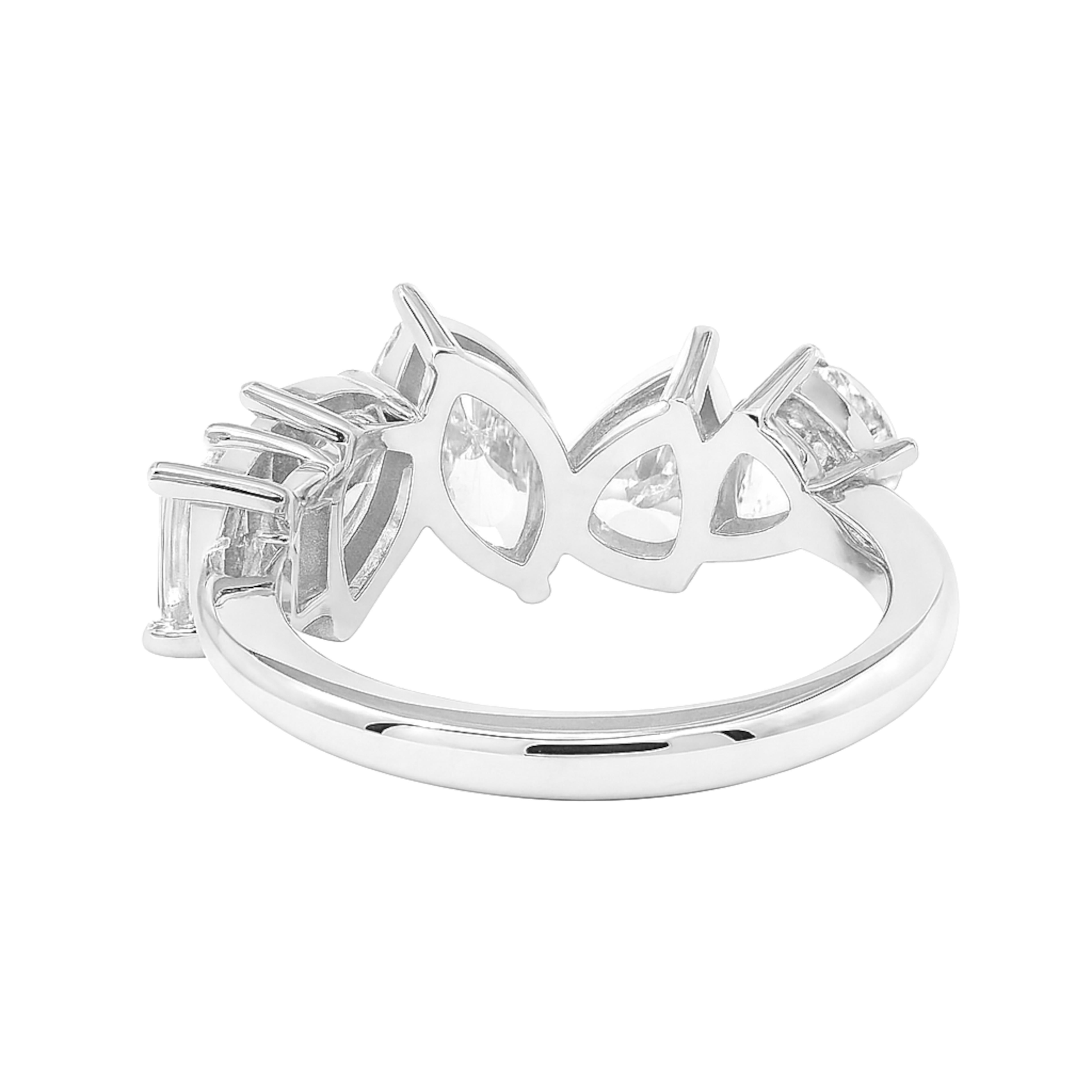Contemporaneo Anello a fascia con diamanti multi taglio in oro bianco 18K - 2,90 carati  Realizzato in 18 carati in vendita