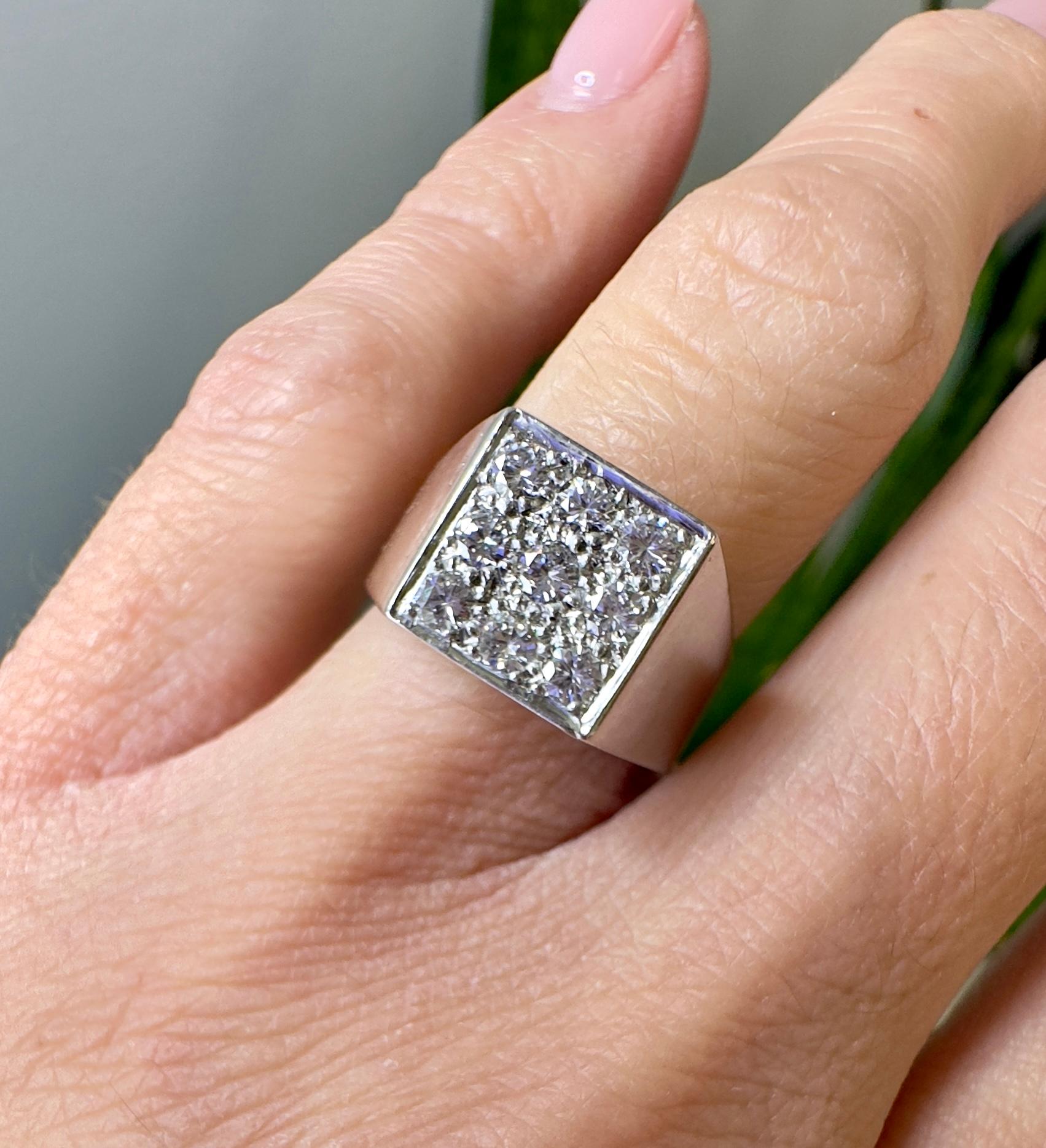 18k White Gold Multi Diamond Ring In Good Condition For Sale In Houston, TX