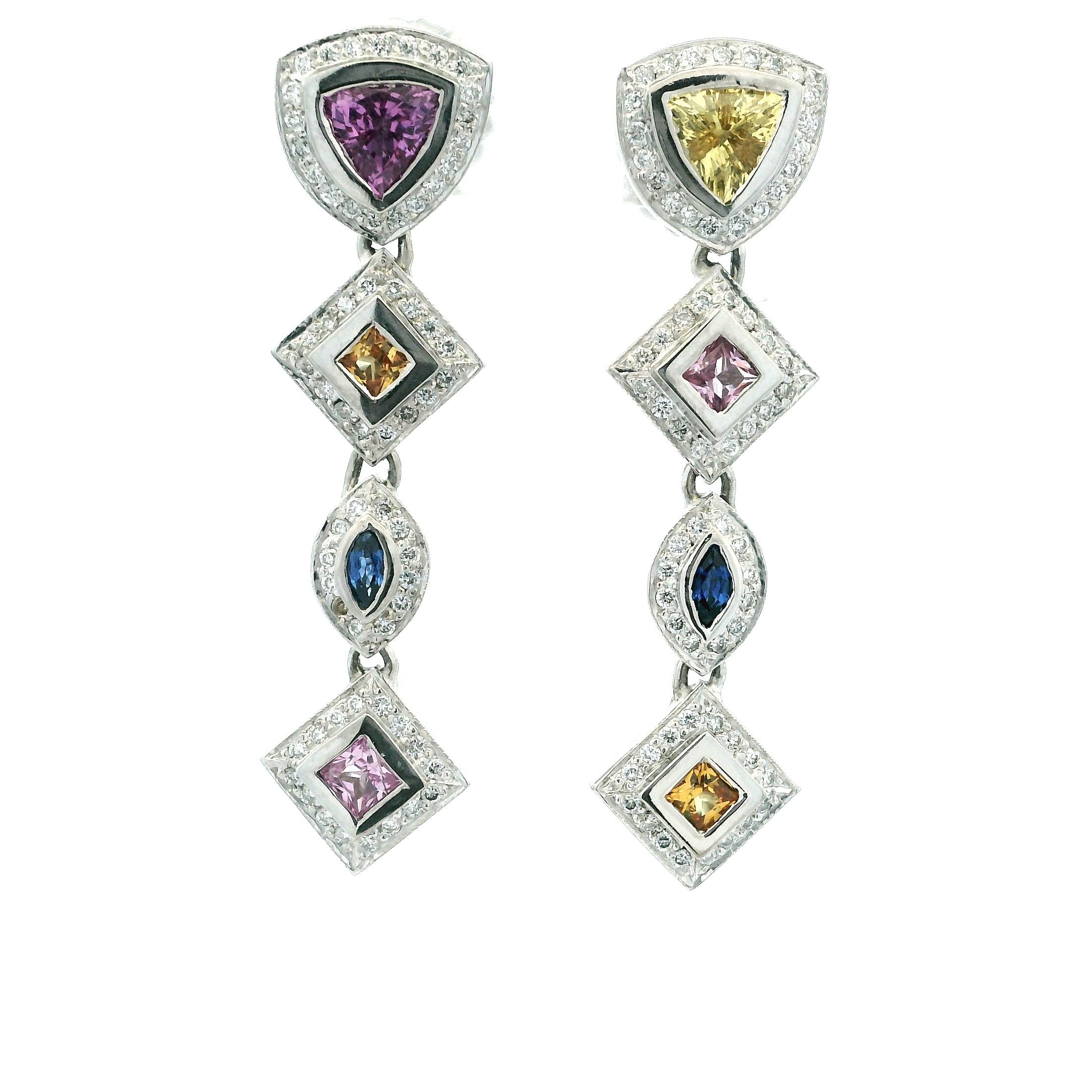 Un articolato paio di orecchini a goccia realizzati in oro bianco 18 carati, con una selezione curata di zaffiri multicolore in una sequenza di tagli trillion, quadrati e marquise, evidenziati da diamanti taglio brillante incastonati a pavé.
Gli