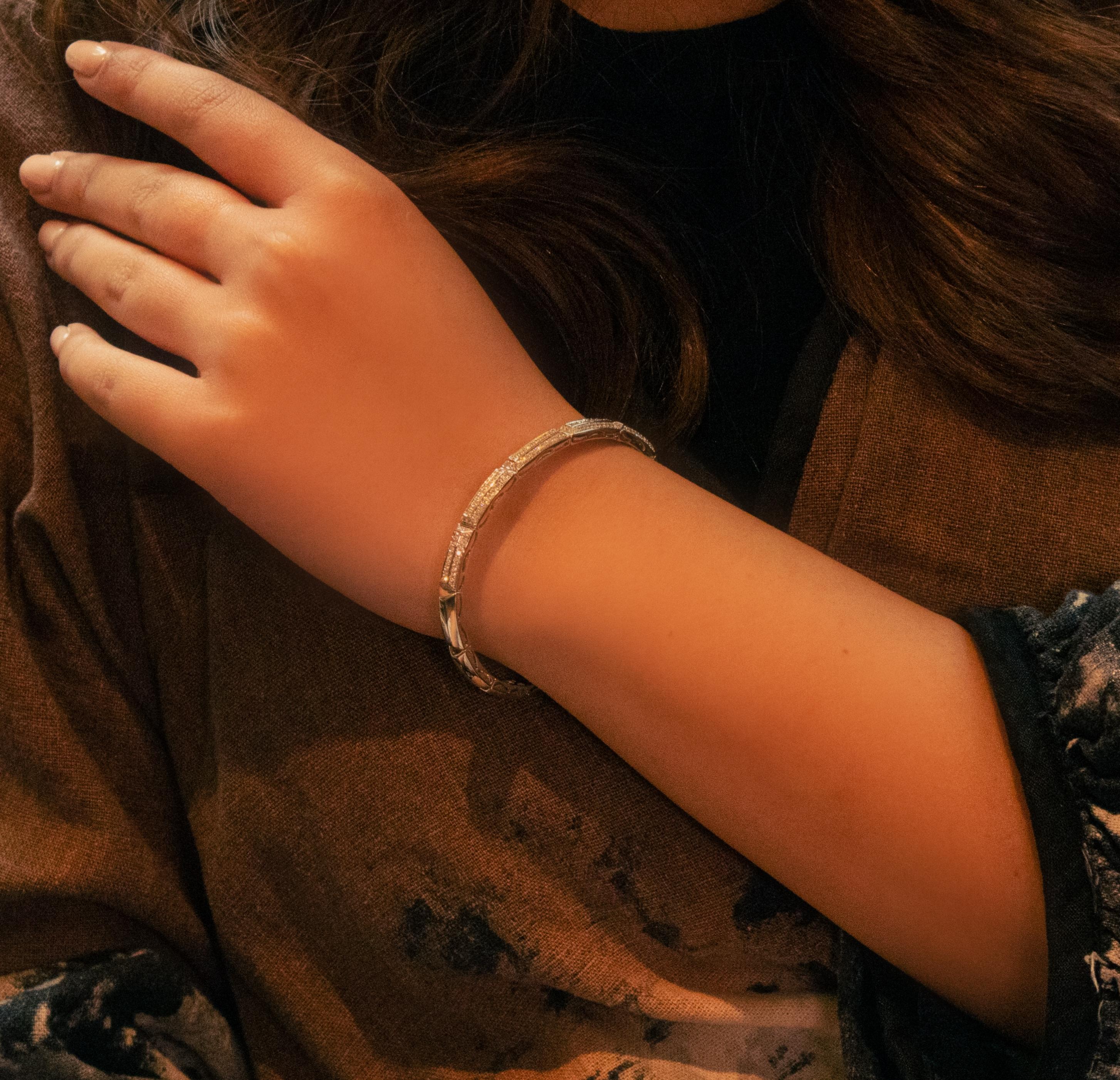 Taglio rotondo Bangle con diamanti naturali a più file in oro bianco 18K IdunnCollection in vendita