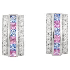 Pendientes de oro blanco de 18 quilates con barra curva de diamantes y zafiros múltiples